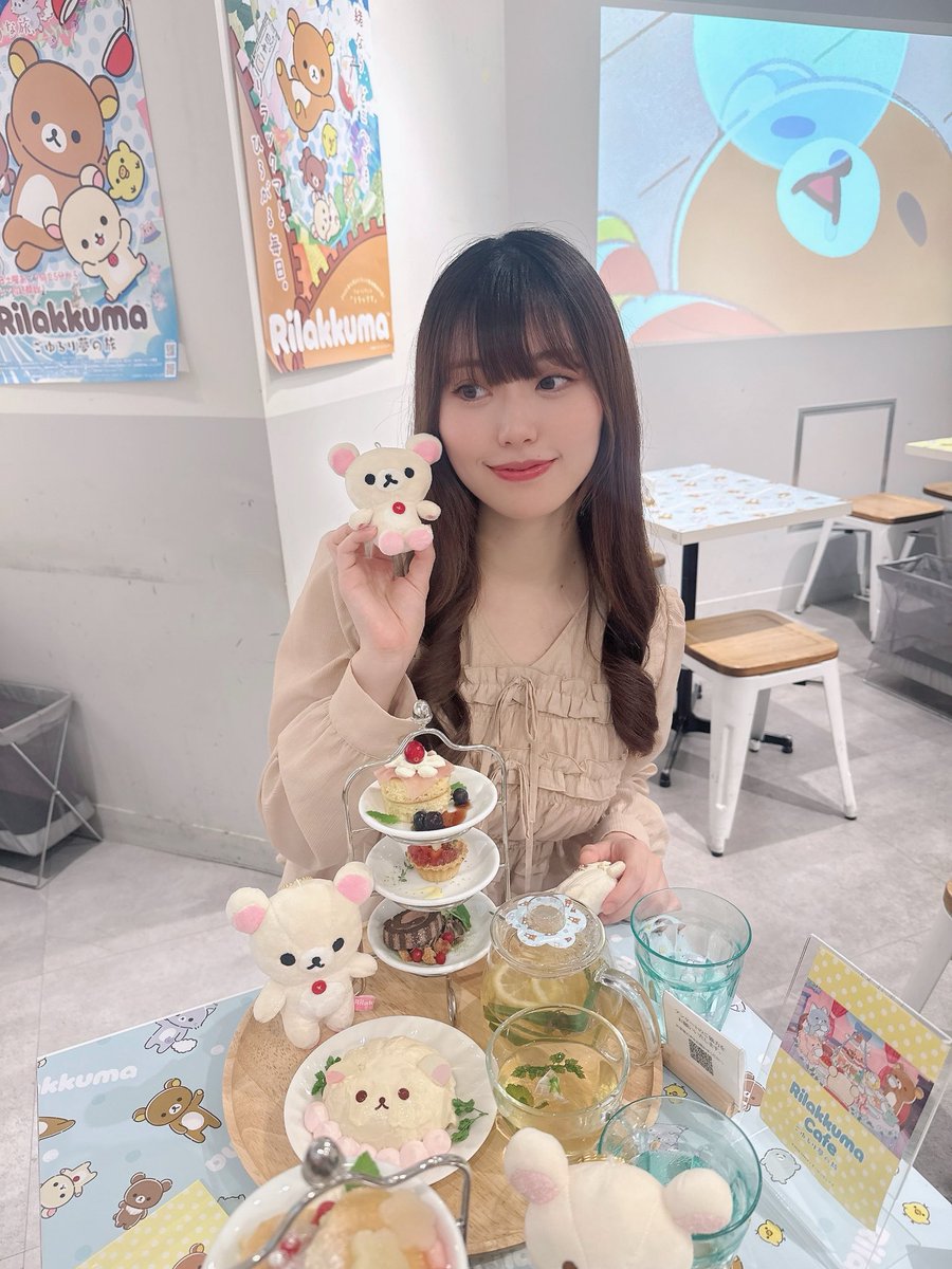hoshina_ayumi's tweet photo. リラックマカフェ行ってきた🧸🌼

わが家のコリラックマたくさん連れてきたよ♡
かわいすぎるスイーツ🧁💓 https://t.co/pTf0OcOTf7