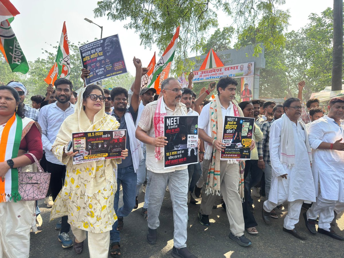 UdayBhanuIYC's tweet photo. युवाओं के भविष्य से खिलवाड़ अब बर्दाश्त नहीं! 
हर दिन नए घोटाले, पेपर लीक और धांधली ने देश के करोड़ों छात्रों का भरोसा तोड़ दिया है..

आज गोड्डा में झारखंड युवा कांग्रेस के साथियों के साथ मिलकर निकम्मी सरकार और शिक्षा मंत्री धर्मेंद्र प्रधान के इस्तीफे की मांग को बुलंद किया✊

जब तक युवाओं को न्याय नहीं मिलता, हमारा संघर्ष जारी रहेगा🔥 धर्मेंद्र प्रधान को इस्तीफा देना ही होगा!