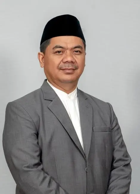 dimarsasongko98's tweet photo. Juri Ardiantoro. Mantan Ketua KPU RI. Doktor sosiologi. Akademisi.

Satu nama, lima babak kekuasaan.

2016–2017: Ketua KPU RI , wasit tertinggi pemilu, wajib netral dari semua kubu.

2019: Wakil Direktur Hukum dan Advokasi TKN Jokowi-Ma'ruf.

2021: Ditunjuk Jokowi jadi Ketua Pansel seleksi anggota KPU 2022–2027. Koalisi Masyarakat Sipil Kawal Pemilu langsung protes keras: eks timses tidak boleh memilih wasit pemilu berikutnya.

6 November 2023: mundur dari Deputi KSP dengan alasan "menjaga netralitas ASN" , lalu di hari yang sama masuk TKN Prabowo-Gibran sebagai Wakil Ketua.

Oktober 2024: Prabowo menang. Dilantik Wamensesneg.

7 Mei 2025: Komisaris Utama PT Jasa Marga. ICW ingatkan konflik kepentingan. Juri tidak berkomentar.

Wasit menjadi pemain. Pemain menjadi pejabat. Pejabat menjadi bos BUMN.

Di negara dengan demokrasi yang sehat, pola seperti ini adalah skandal yang memicu penyelidikan. Di sini, itu disebut rekam jejak yang konsisten.

Kalau penyelenggara pemilu boleh jadi timses, lalu jadi komisaris BUMN setelah timnya menang , suara rakyat itu sebetulnya milik siapa?