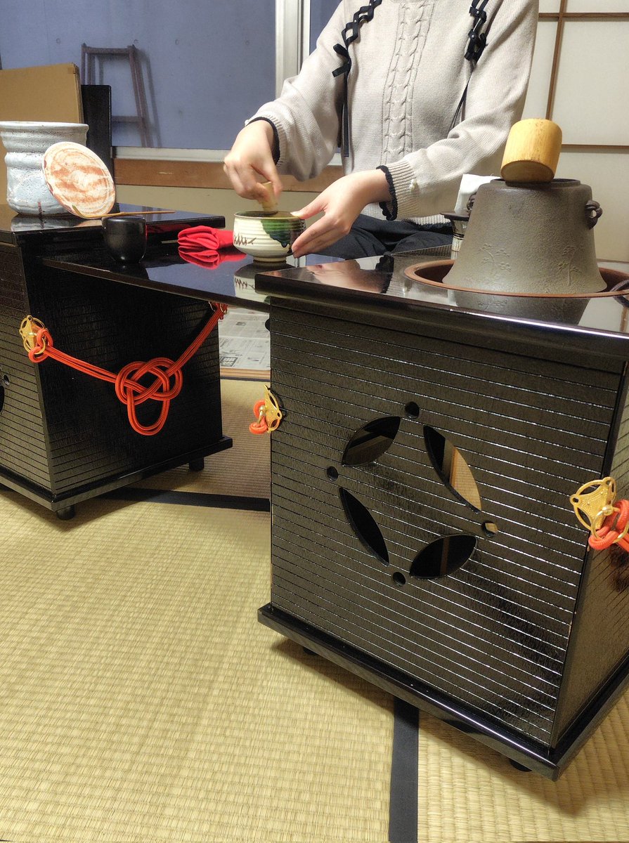 seijo310's tweet photo. 本日は、六月祭茶会に向けて立礼手前を行いました。
六月祭茶会では、お客様に茶道を楽しんでいただけるよう、部員一同心を込めて稽古に励んでおります。
詳細は本日投稿しておりますので、ご興味のある方はぜひご覧ください。
皆さまのご参加を心よりお待ちしております。
#成城大学 #成城大学茶道部 https://t.co/UXFAvuRyd8