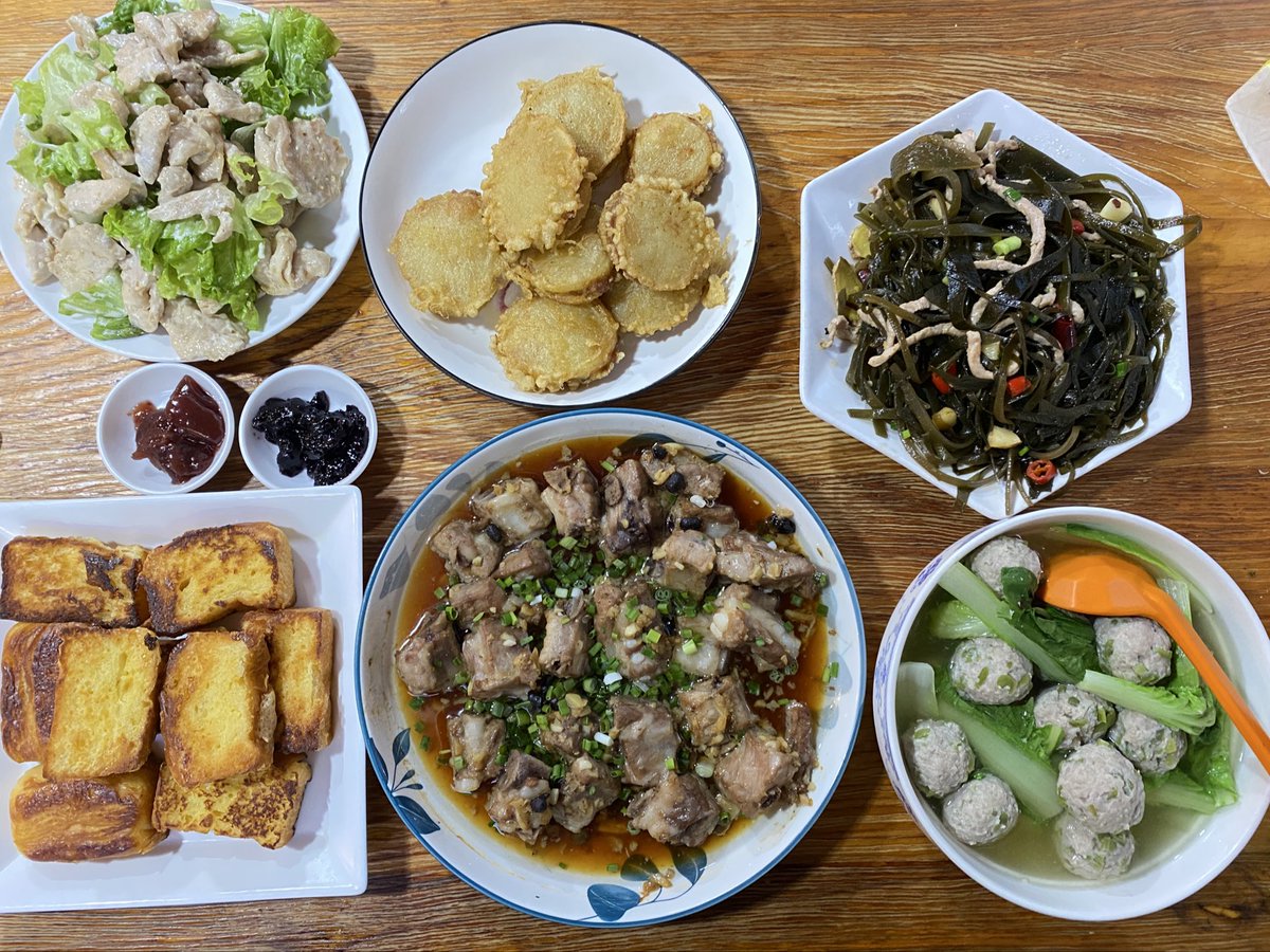 gl0693's tweet photo. 2026年6月9日

晚饭，鸡胸肉沙拉🥗，奶香包🍞，香辣海带丝，干蒸排骨🍖，土豆🥔盒子，贡菜丸子汤🫕。

学奶香包，用了比较厚实的手撕面包，切好裹牛奶蛋液用黄油煎，抹上炼乳，果酱就完事。孩子们很喜欢😋

姑娘说英语测试得第三，但是数学还有很长的路要走😂少爷又被告状😨给老师打电话聊了一会。 https://t.co/sB8mX0F6Cu