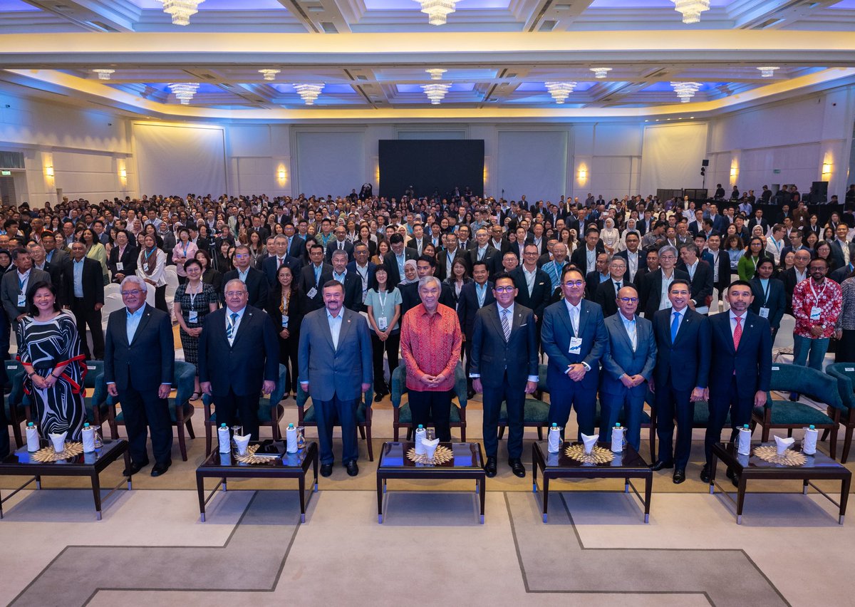 DrZahidHamidi's tweet photo. 𝐈𝐧𝐯𝐞𝐬𝐭 𝐌𝐚𝐥𝐚𝐲𝐬𝐢𝐚 𝟐𝟎𝟐𝟔: 𝐁𝐮𝐢𝐥𝐝𝐢𝐧𝐠 𝐕𝐚𝐥𝐮𝐞, 𝐒𝐡𝐚𝐩𝐢𝐧𝐠 𝐭𝐡𝐞 𝐅𝐮𝐭𝐮𝐫𝐞

Today, I attended Invest Malaysia 2026, a premier platform that brings together investors, industry leaders and capital market participants from Malaysia and across the globe.

In my keynote address, I emphasised that Malaysia’s next phase of growth must be measured not only by the capital we attract, but by the value we create from it.

Capital is important because it connects ambition with opportunity. It enables businesses to grow, entrepreneurs to scale, companies to innovate and investors to participate in Malaysia’s growth story.

More importantly, capital must open pathways beyond large corporations. It must reach SMEs, young entrepreneurs, TVET talents, rural businesses and regional growth centres, so that more Malaysians can be part of the nation’s progress.

I also announced that EPF, PNB and KWAP will allocate a portion of their capital to support companies committed to value creation and the adoption of MY Value Up principles.

Insya-Allah, Malaysia will continue moving forward as a stable, competitive and investment-friendly economy. One that creates quality jobs, expands opportunities and delivers greater prosperity for our people.

#InvestMalaysia2026