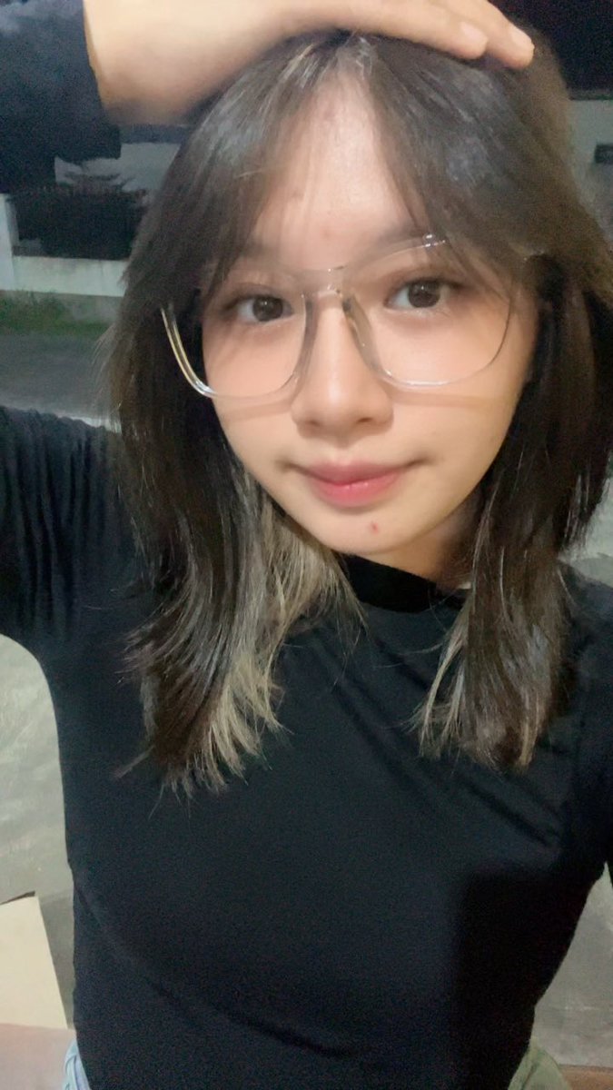 DearlyElly28's tweet photo. Rambut ga beraturan🗿
Masi oke ga?👁️👁️ https://t.co/so2eJWST9G