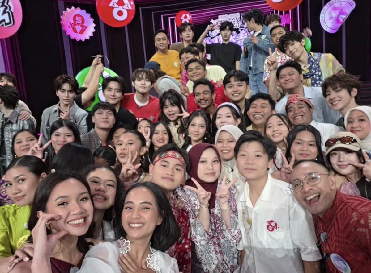 chenleveerse's tweet photo. gitabumi shine voices (indonesian choir team) shared their photo with chenle and other voices of youth cast 🥹

cant wait for this friday 🫶🏻

#천러 #チョンロ #钟辰乐 #辰乐 #CHENLE
#CHENLE_VoicesOfYouth #超燃青春的合唱 https://t.co/Brq8TThgte