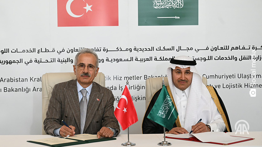 anadoluagency's tweet photo. 🇹🇷🇸🇦 Türkiye and Saudi Arabia sign railway cooperation agreement aimed at strengthening collaboration in technology, infrastructure, training and human resources

🚆 Deal is expected to boost regional connectivity, trade and logistics cooperation between two countries https://t.co/8iHzhIOGI6