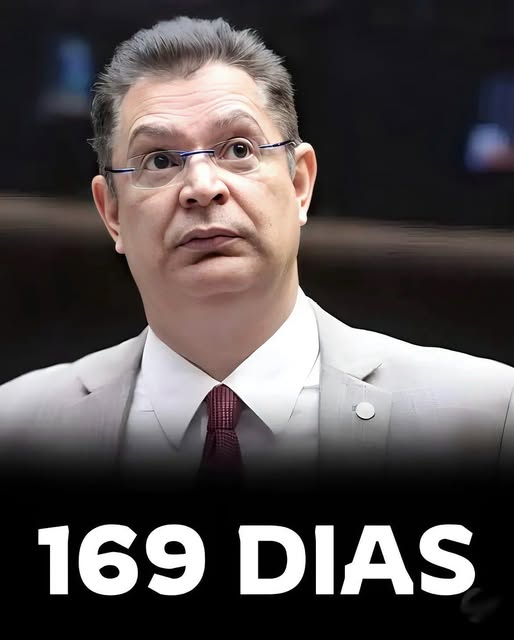 orlandoguerreir's tweet photo. Hoje faz 169 dias que o pastor vagabundo da extrema direita  Sóstenes Cavalcante (PL) não conseguiu provar de onde vieram os 470 mil escondidos em um saco de lixo dentro de um guarda-roupa no seu flat em Brasília.
O deputado picareta ainda não explicou por que guardava, ou escondia todo aquele dinheiro em casa, dentro de sacos de lixo escondidos no armário?
E a justiça fez o quê? Não seria um caso de cassação, suspensão do mandato até o esclarecimento?
Nem todo bolsonarista é bandido, mas todos os bolsonaristas estão evoluindo em crimes pesados.
Vamos relembrar o episódio: 
A apreensão de R$ 469,7 mil em espécie no flat do deputado federal Sóstenes Cavalcante (PL-RJ), em Brasília, ocorreu em 19 de dezembro de 2025. O montante foi localizado pela Polícia Federal durante a
Operação Galho Fraco que apura supostos desvios de recursos públicos da cota parlamentar por meio de empresas de fachada. .
O caso gerou repercussão devido às justificativas dadas pelo parlamentar e ao andamento das investigações da Polícia Federal:
A versão do deputado: Logo após a apreensão, Sóstenes Cavalcante publicou vídeos afirmando que o dinheiro tinha origem lícita e era fruto da venda de uma casa de sua propriedade em Ituiutaba, Minas Gerais. Ele exibiu sua declaração de Imposto de Renda de 2024 e a escritura de compra do imóvel para tentar comprovar a posse do bem, argumentando que aceitou receber o pagamento em espécie e que guardou os valores no armário por "correria do trabalho".
Apuração e controvérsias: Investigadores apontaram que o uso de grandes volumes de dinheiro vivo dentro de sacos pretos no guarda-roupa reforça suspeitas de ocultação de valores. Veículos de imprensa também divulgaram que a formalização definitiva da venda do imóvel em Minas Gerais só teria ocorrido formalmente em cartório dias após a ação da  polícia federal  em seu apartamento.
O material apreendido foi encaminhado para análise pericial, e o inquérito policial segue tramitando sob supervisão do Supremo Tribunal Federal (STF) para checar o rastreamento bancário, os registros fiscais e os depoimentos dos envolvidos.