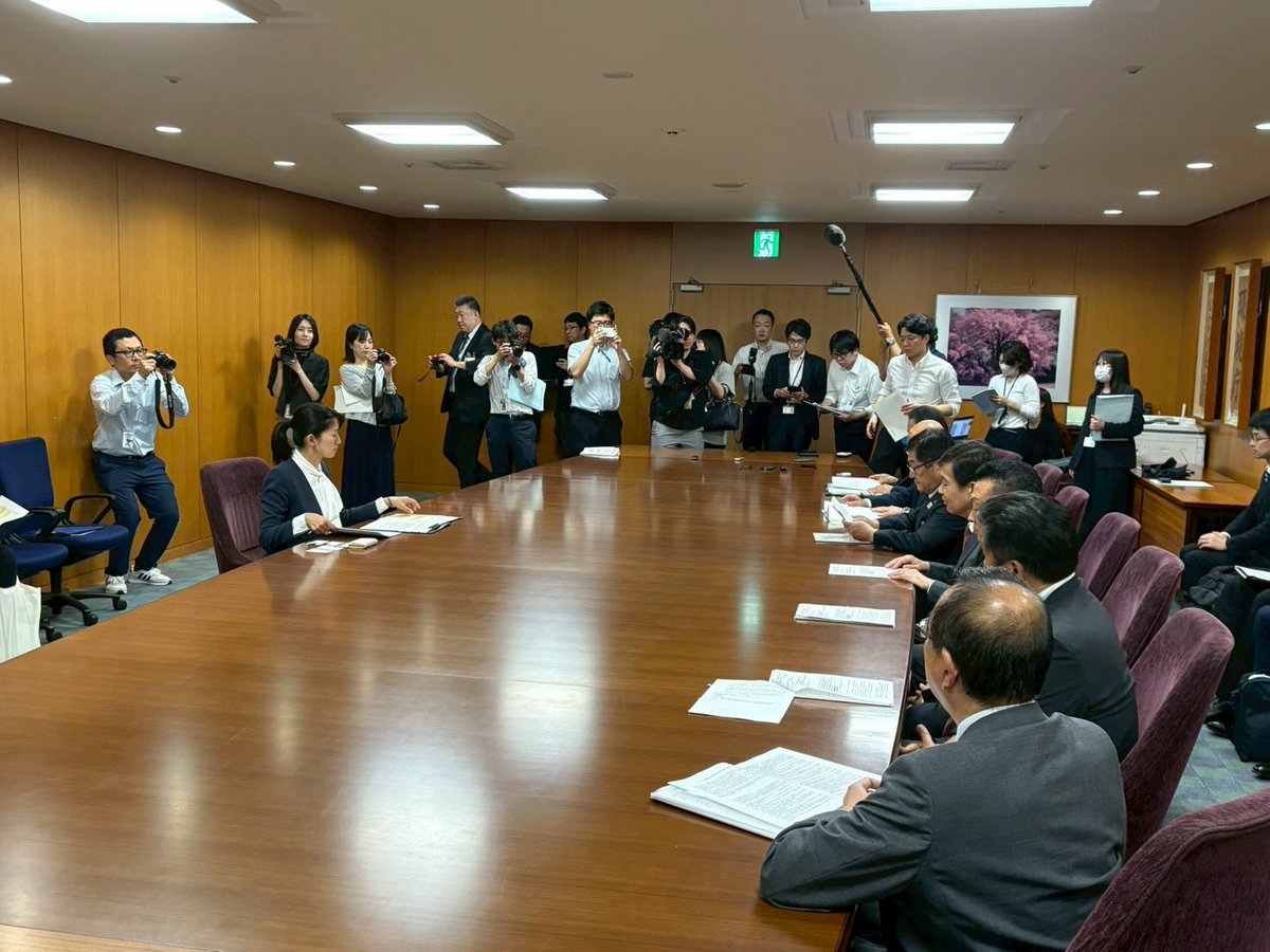 ChiiChiiiii's tweet photo. 東北市長会の皆様が環境省にお越しになりました。
青森の津島淳代議士もご一緒に、クマ対策についてご要望を頂戴しました。
クマ被害対策には、都道府県、市町村、関係省庁や地域の団体、猟友会…本当に多くの皆様のお力添えで実施されています。

先程も宇都宮市内でクマが一頭、麻酔銃で捕獲されたニュースがありました。

地域での取り組みをお聞かせいただきました。
情報交換も密にし、
豊かな東北での暮らしを共に守れるよう注力していきます。
