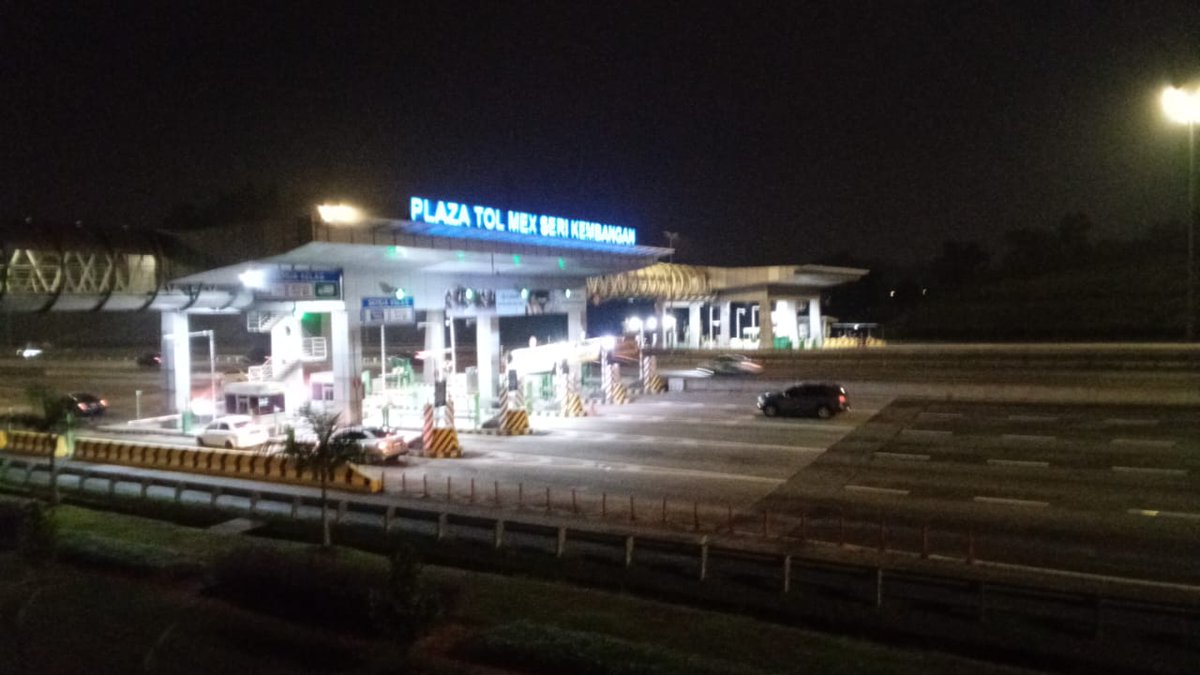 MexTraffic's tweet photo. 2100hrs : Semua lorong berfungsi dengan baik. Hati-hati memandu. (Plaza Tol Seri Kembangan) https://t.co/oJxDbte4Lq