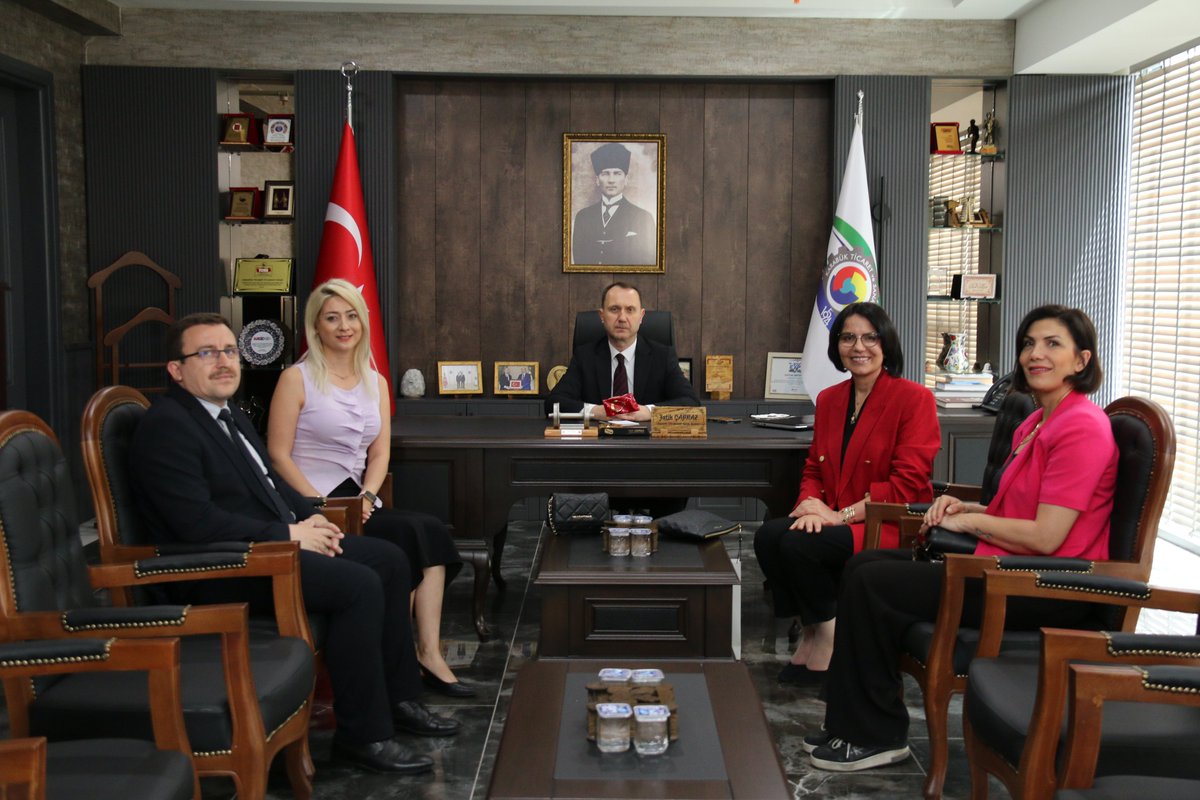 karabuktso's tweet photo. TOBB Ekonomi ve Teknoloji Üniversitesi(ETÜ) Tıp Fakültesi Hastanesi Genel Müdür Yardımcısı Emine Öztop, Pazarlama İletişim Tanıtım Sorumluları Gülçin Şener Sayın ve Ümit Keskin, Karabük Ticaret ve Sanayi Odası(KTSO) Yönetim Kurulu Başkanı Fatih Çapraz’ı ziyarette bulundu.

Sohbet ve karşılıklı fikir alışverişinde gerçekleşen ziyaretten duyduğu memnuniyeti dile getiren @fthcprz , nazik ziyaretleri için kendilerine teşekkür etti.

@tobbetum 

#TOBB
#TOBBETÜ
#karabüktso