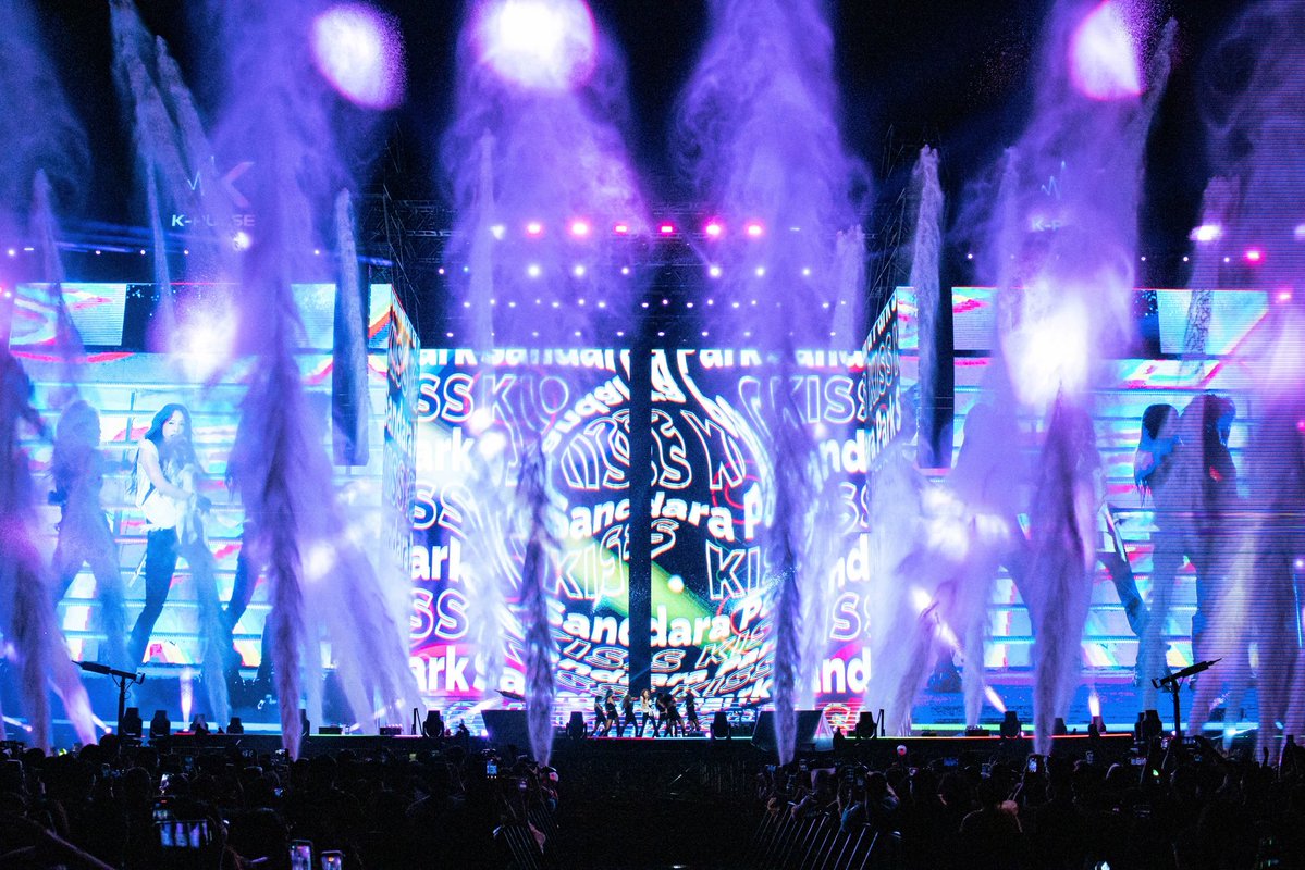 krungy21's tweet photo. K-pulse Hanoi Festival 🧡💦 
Thank you Blackjacks &amp; Daralings Vietnam. 🇻🇳
Hope to be back again. 🙏🏻
Xin cảm ơn 💙 https://t.co/Krv22rmWyK