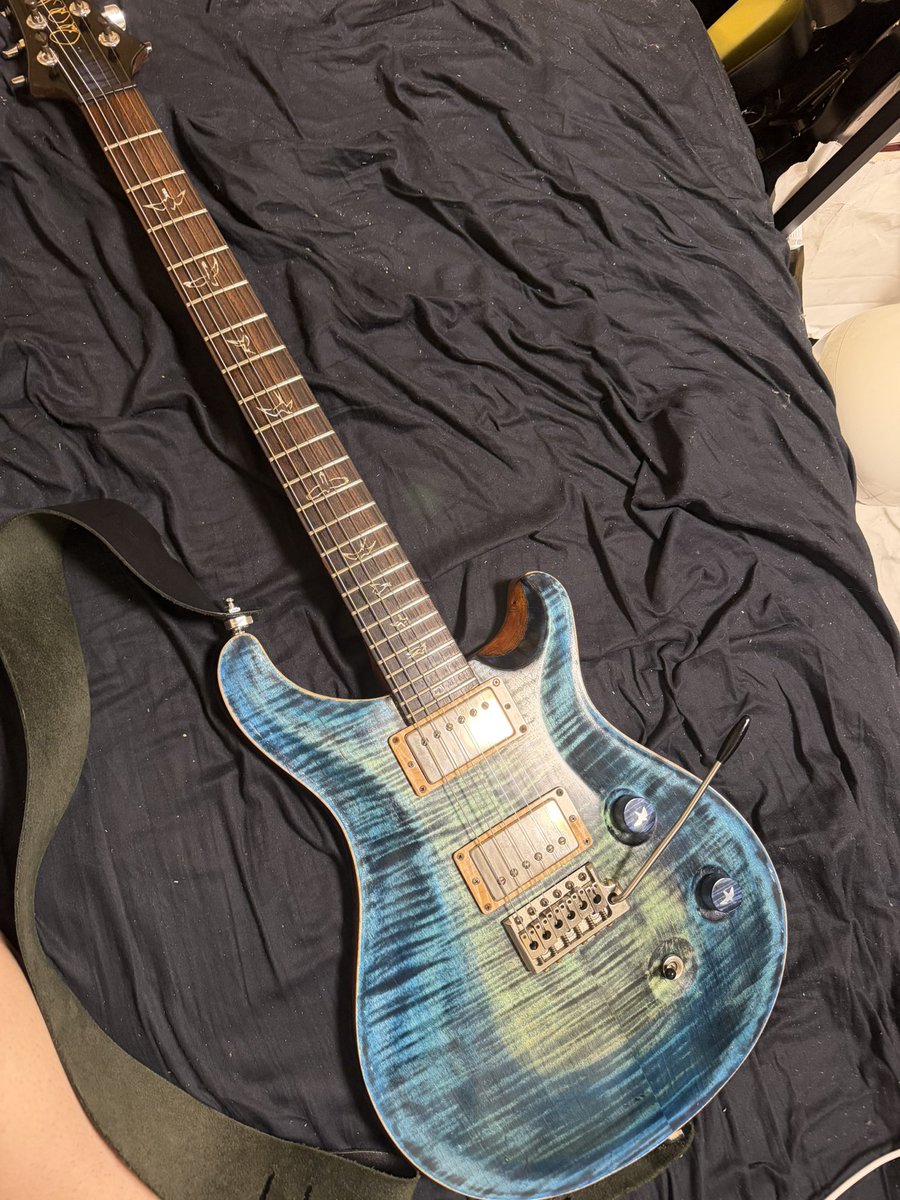 Ken_______K's tweet photo. PRSをリフィニッシュしました👍🏻
高見沢さんが好きそうな青色にしました
 #PRS  #リフィニッシュ https://t.co/aTRbWG2PX3