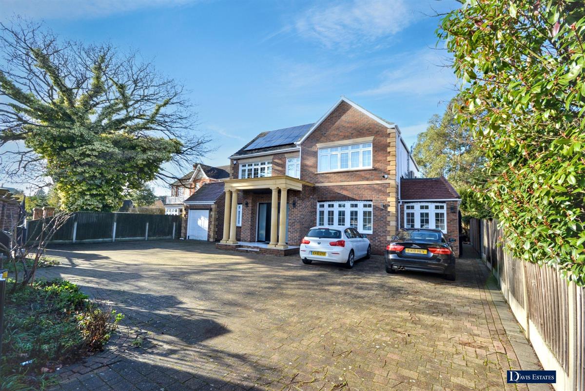DavisEstates's tweet photo. Price reduction - 4 Bed Detached House, Nelmes Road, Emerson Park, Hornchurch, RM11, Guide Price £1,800,000 - £1,900,000. View details: https://t.co/sDhykXMhAM https://t.co/NI63iSabNN