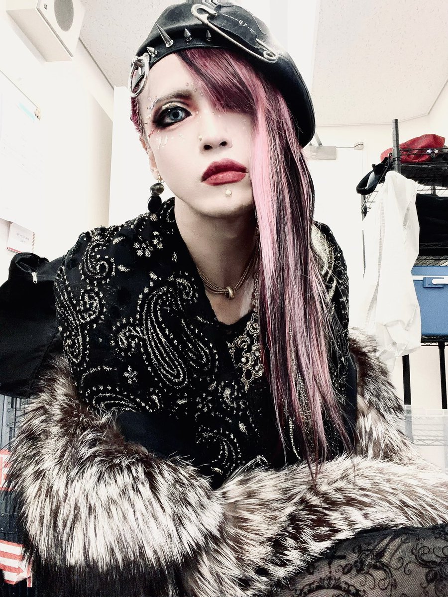 Ryoga_britannia's tweet photo. ラブリー五反田BLAZE。

人生で初めてキャリーを持ちながら歌ったよ。

最高じゃんか🥺

1 HUMAN ANALOGY
2 In CREATURE
3 彩ル鼓動
4 BAD EVIDENCE
5 SAMURAIソードMAN
6 邪崩
7 彼女はクレオパトラ
8 鉛.
9 UNCHAIN
10 黒猫DOOM
11 千年ノ色彩 with 幸樹
12 埋葬 with 幸樹
13 Teach me your world https://t.co/7Sy2yzjLad