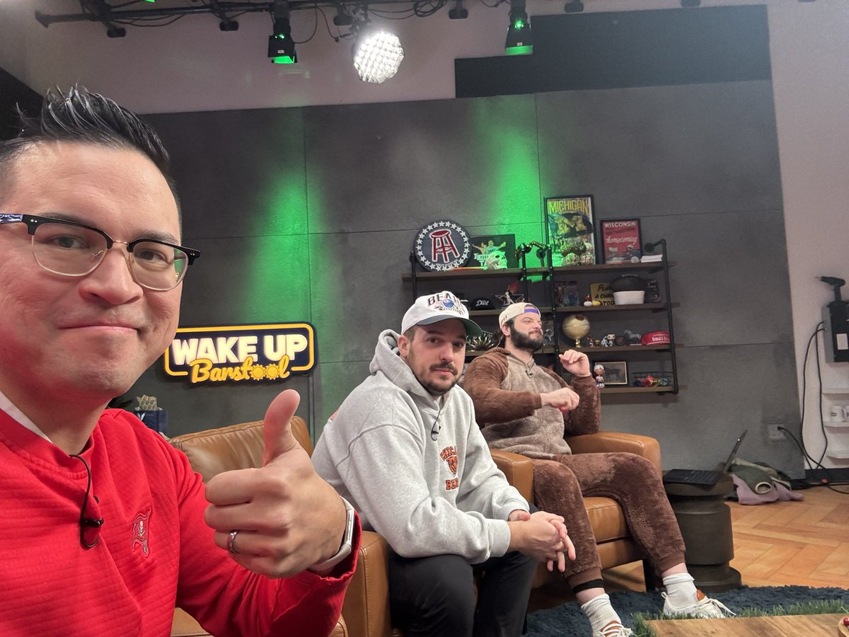 breckeb_'s tweet photo. @StevenCheah Also looking HUGE next to Chief and T-Bob! https://t.co/MKbcxWCdNj