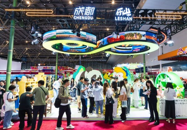 LeshanHi's tweet photo. Join us at ITB China 2026 Shanghai. Chengdu &amp; Leshan’s 56㎡ ∞-shaped joint booth showcases linked landscapes &amp; Bashu culture. Explore Buddha gifts, Emei handicrafts, Qianwei tea, fresh brews and tailor-made heritage, food &amp; kung fu tours for global visitors. https://t.co/rKo6KmRtBU