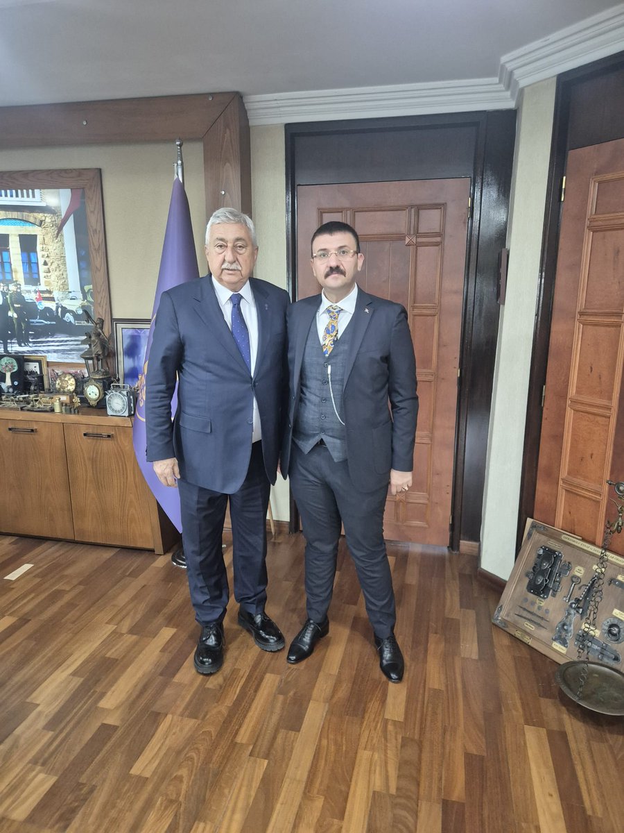 silehiasireti's tweet photo. Sılehi Aşireti Liderimiz Sayın Mehmet Alayı ATLI;ülkemiz ekonomisinin ve toplumsal hayatımızın bel kemiği olan esnaf ve sanatkarlarımızın gür sesi,TESK (Türkiye Esnaflar ve Sanatkarlar Konfederasyonu) Genel Başkanı Sayın Bendevi PALANDÖKEN Beyefendi’yi makamında ziyaret ettiler.
Bölgemizdeki ticari hayat, esnaflarımızın durumu ve yerel kalkınma dinamikleri üzerine son derece verimli,samimi ve vizyoner bir istişarenin gerçekleştirildiği bu anlamlı kabulde; toplumsal dayanışma ve sarsılmaz dostluk köprüleri bir kez daha ön plana çıktı.
Liderimize gösterdikleri yüksek devlet nezaketi,samimi ilgi ve asil misafirperverliklerinden ötürü TESK Genel Başkanımız Sayın Bendevi PALANDÖKEN’e en kalbi şükranlarımızı sunarız.Birliğimiz, beraberliğimiz ve kadim dostluğumuz daim olsun🇹🇷🇹🇷🇹🇷🇹🇷
@B_Palandoken