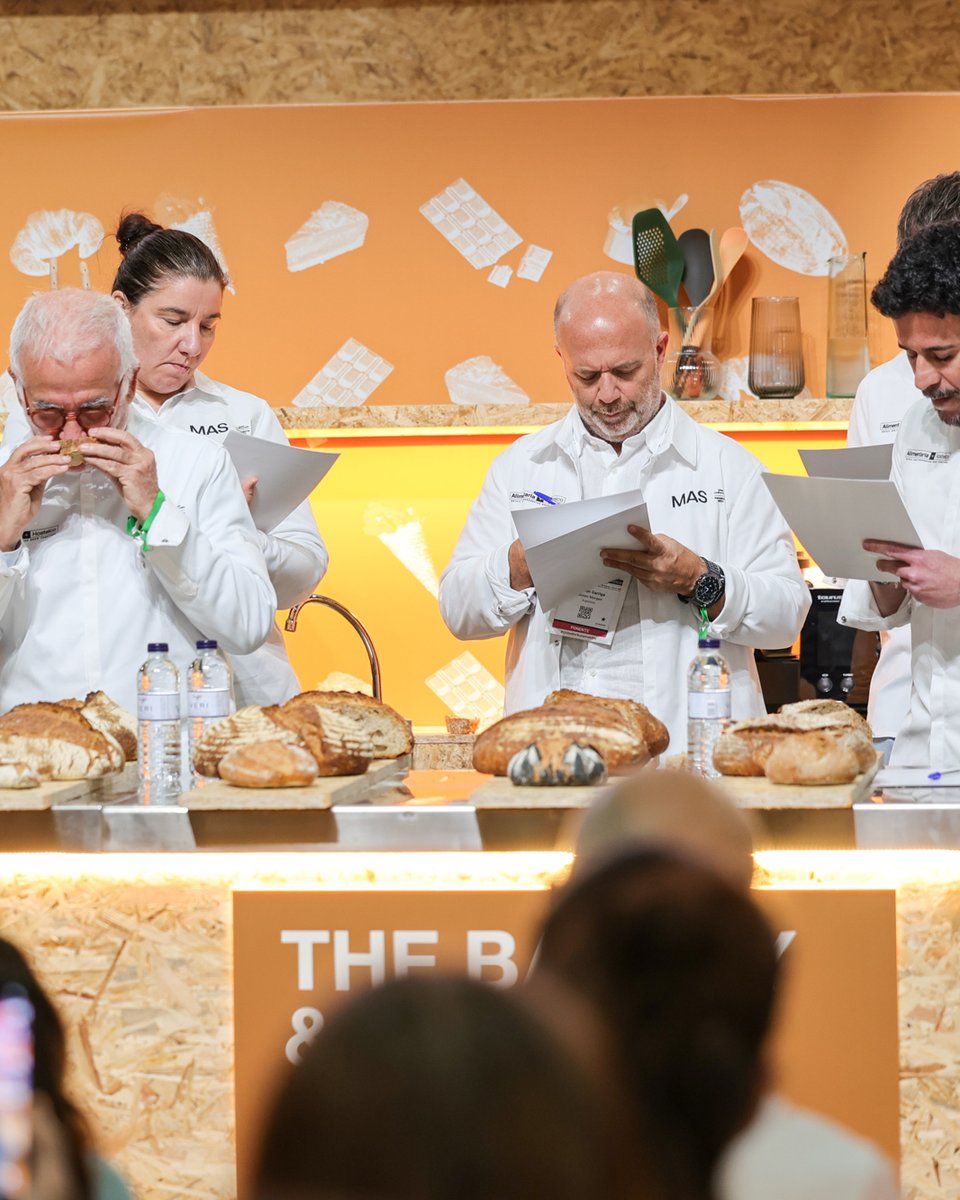 Hostelcobcn's tweet photo. 🥖 ¿Recuerdas este momento? 
En The Bakery &amp; Pastry Hub de @AlimentariaBCN +Hostelco, Iker Oroz se proclamó ganador del premio El Mejor Pan de España 2026 🏆. 
Tradición, técnica e innovación hechas sabor. 
#Alimentaria2026 #Hostelco2026 #ThePowerofSynergy https://t.co/yfy7DQEJLi