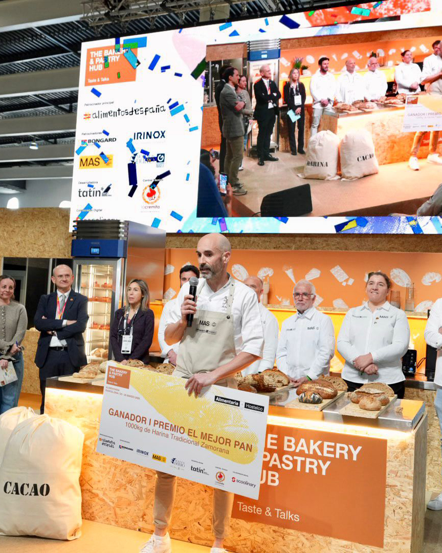 Hostelcobcn's tweet photo. 🥖 ¿Recuerdas este momento? 
En The Bakery &amp; Pastry Hub de @AlimentariaBCN +Hostelco, Iker Oroz se proclamó ganador del premio El Mejor Pan de España 2026 🏆. 
Tradición, técnica e innovación hechas sabor. 
#Alimentaria2026 #Hostelco2026 #ThePowerofSynergy https://t.co/yfy7DQEJLi