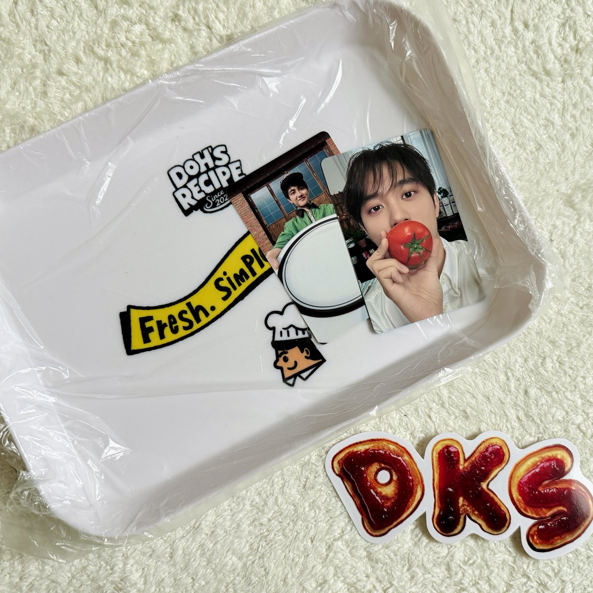 doxd12's tweet photo. 팬클럽 키트에 쟁반있는거 어이없어서 개웃김ㅋㅋㅋㅋㅋㅋㅋㅋㅋㅋㅋㅋ https://t.co/M8qf8ZbUtU