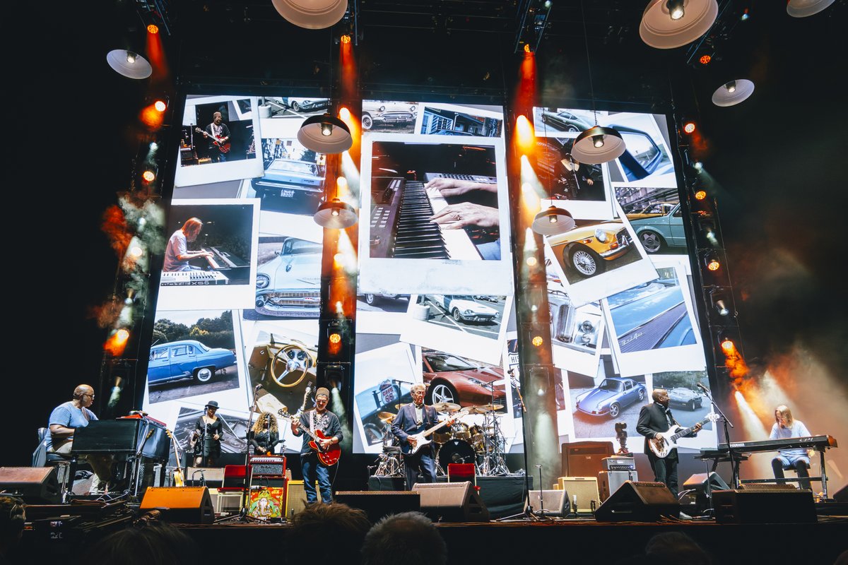 Modulo_Pi's tweet photo. {#SHOWCASE}🎸For his return to the stage, rock &amp; blues legend #EricClapton teamed up with #MonochromeProject, who designed the tour’s video scenography &amp; content, placing #ModuloKinetic at the heart of the system → 🔗https://t.co/RctKv3fKpy
.
  #MediaServer #AVtweeps #ProAV https://t.co/b9KDShgBga