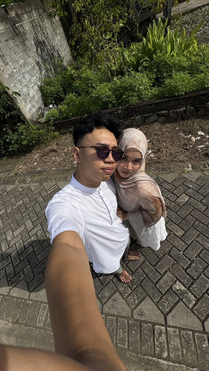 baeqilac's tweet photo. ini namanya foto day 1 lebaran sama suamikk🫶🏻 https://t.co/rIHXDHBqSN