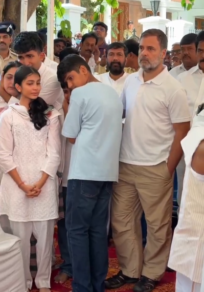 sauravyadav1133's tweet photo. अपने नेता को उनके आखिरी सफर पर विदा करते हुए आज राहुल गांधी की आंखों में आंसू दिख रहे हैं...ये पहली बार देखा है। 
राहुल गांधी बहुत संवेदनशील इंसान हैं क्योंकि उन्होंने बहुत कुछ खोया है तो वो दूसरे का दर्द समझते हैं पिता को खोने का गम समझते हैं। इसलिए जब भी ऐसे मौकों पर राहुल गांधी को देखा है तो उन्हें बच्चों का हाथ थामे ही देखा है। 
एक वो हैं जिन्होंने कुछ नहीं खोया है लेकिन अक्सर वो मंच पर रोते हुए दिख जाते हैं।
उम्मीद है कभी तो वो वक्त आएगा जब लोग नाटकबाज और असली इंसान में फर्क कर पाएंगे...