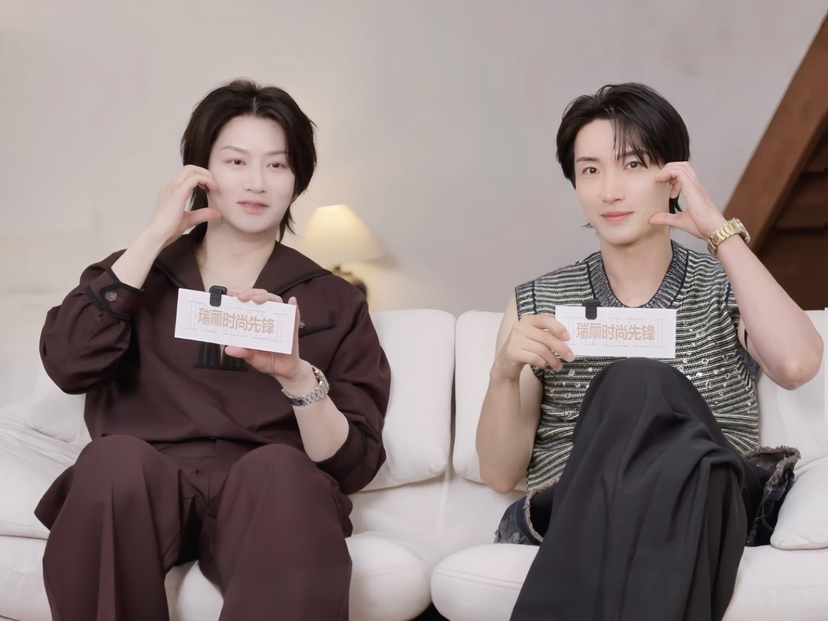CatherineHYT's tweet photo. 没关系有我在你俩就是比对了
😍😍😍😍
#83line #83z
#SUPERJUNIOR
#이특 #LEETEUK
#희철 #HEECHUL https://t.co/QAlQBqc7T4