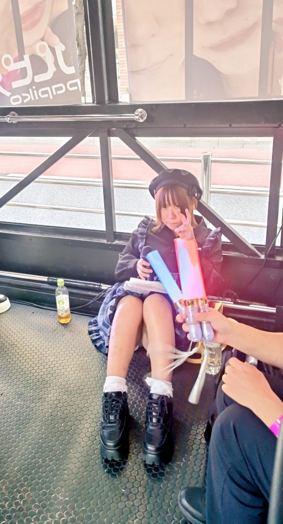 papapatyu's tweet photo. パピ娘ワンマンinLIVE BUS
おまけ...ﾍﾟﾀｯ(｡-ω-)ノ□
#パピ娘 
#海月あさひ
 #まろ隊長
 #港区よぞら
 #美波ななみ
#みるん
#やまおかりりこ https://t.co/v4ZnAe4vKm