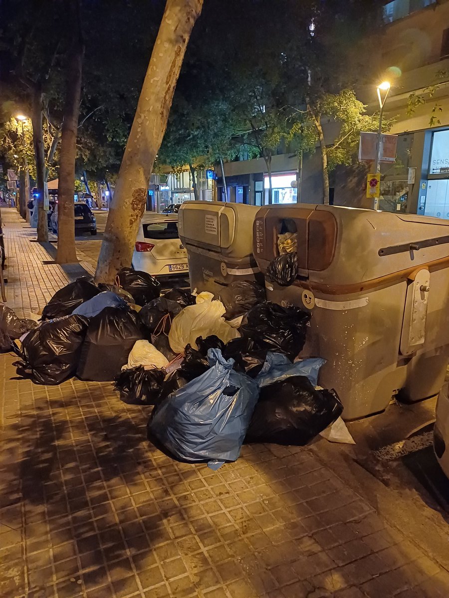 moreyer's tweet photo. Els veïns de la Sagrada Familia no tenim on tirar les escombraries. Ahir a la nit al carrer Rosselló amb Sardenya. Callar i tragar, com sempre. #Papa #PapaLeónXIV @som3cat @3CatInfo https://t.co/lH9D2R0efd