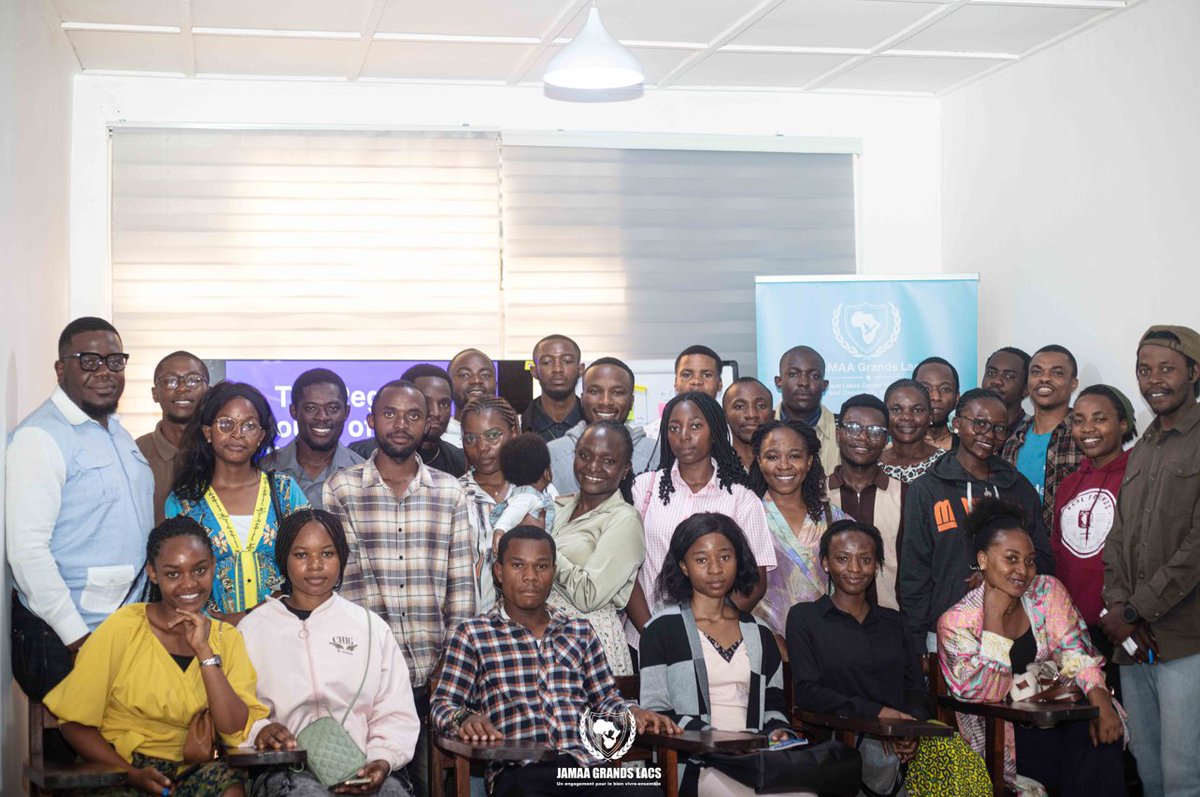 jamaagrandslacs's tweet photo. Les jeunes leaders issus d'une trentaine d'organisations communautaires, associations, Clubs de paix, Églises et universités ont participé à un atelier de renforcement des capacités consacré au networking, au 𝐩𝐚𝐫𝐭𝐞𝐧𝐚𝐫𝐢𝐚𝐭 𝐬𝐭𝐫𝐚𝐭𝐞́𝐠𝐢𝐪𝐮𝐞 et à la construction de réseaux de relations efficaces comme capital social au service de la paix.

Le leadership civique pour la paix ne se limite pas à l’engagement individuel. Il repose également sur la capacité à créer des connexions, à mobiliser des pairs acteurs et à bâtir des collaborations qui renforcent l’action collective.

En développant leurs compétences en réseautage, les participants ont exploré comment des relations stratégiques et fondées sur la confiance peuvent favoriser le développement de leurs initiatives au service de la cohésion sociale dans les zones en conflits, particulièrement en République Démocratique du Congo.

#YPS #UNSCR2250 #YouthForPeace #YouthLeadership #CivicLeadership #NetworkingForImpact #WPS #UNSCR1325 #EmpowerConnectAct