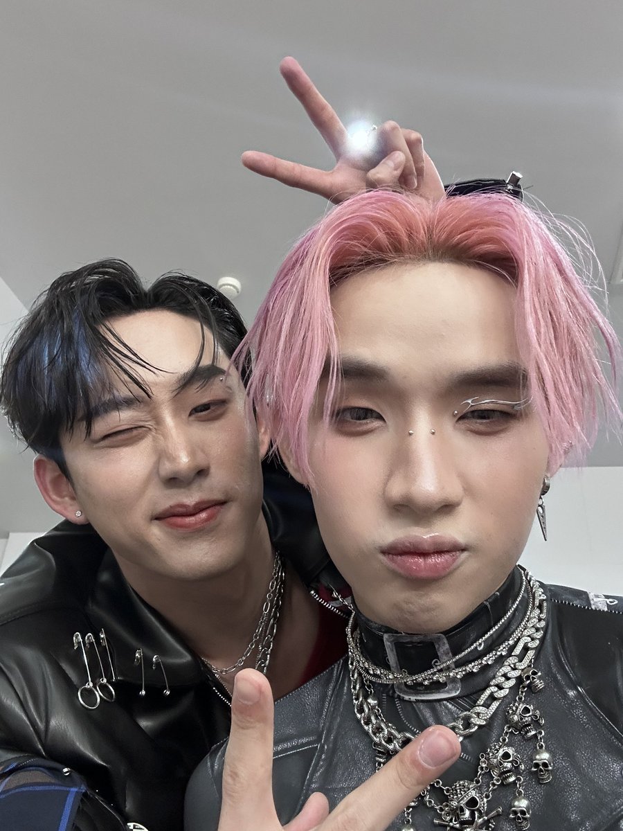 MarziaRahman55's tweet photo. My favourite kitty pies🎀🌸

#est_rvp #hongshihoshi https://t.co/JOirXFzAu8