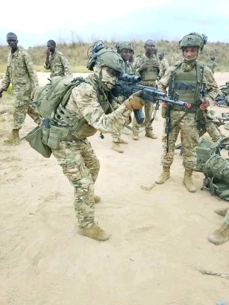 BataillonH's tweet photo. 🟨RDC/Sud-kivu_Mikenge🇨🇩
Courte joie pour les terro RDF/M23-Afc qui ont tenté hier de bombarder la population et occuper mikenge. Aujourd'hui les #Hiboux et #Serpents_noirs appuyés par le Wazalendo viennent de récupérer la localité de Mikenge @amluzayamo
@kivupulse1 @Patriote257 https://t.co/N2fTKfFacJ
