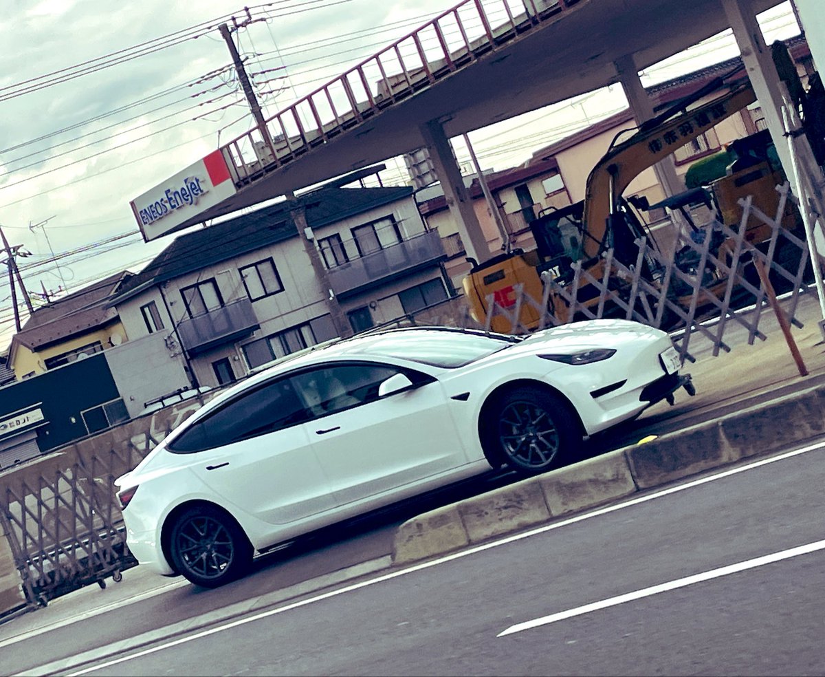 drumkk's tweet photo. 所沢のエネオスが壊されていたんだけど
その現場にTeslaが！！！

時代の移り変わりを
感じる一幕でした。

うちにももうそろそろ
新型リーフが来そうな予感 https://t.co/HTbS51UkJu