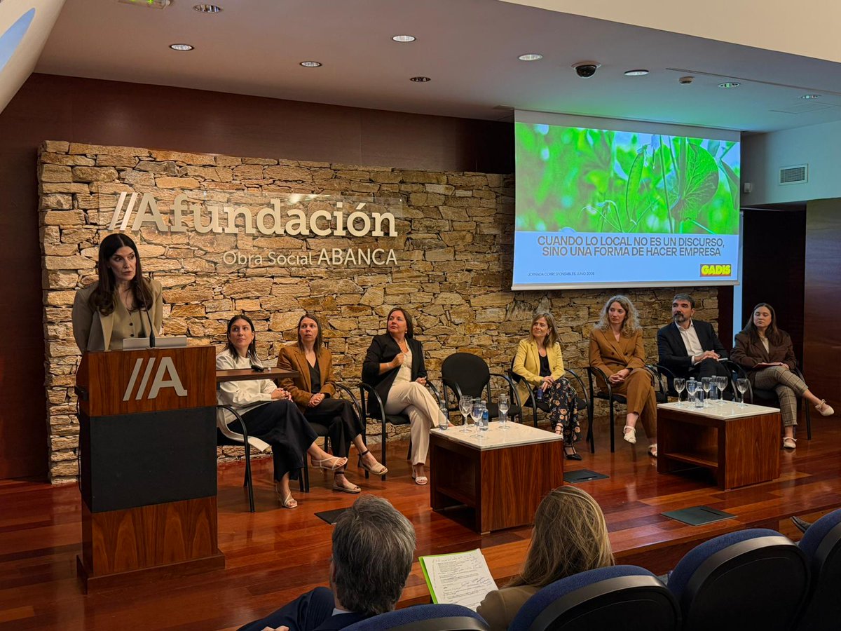 Corresponsables's tweet photo. @ObservaRSE_ @AirCO2_fintech @conpas_saas @dcycle_io @aportacm @CEG_Galicia @AsocDIRSE @FErgueteIntegr @Fund_Diversidad @ICSEM_Es @Xunta @SomosABANCA @Correos @femxafx @gadis @MundoHR @lactalis_es @RedeiaCorp @EROSKI @FSC_Spain @Afundacion_org @ElenaMantillaG1 @MadridExcelente @Cirarod @Melpagliaro @VereaTejas @ValoraHQ 🗣️ "Creemos que la sostenibilidad también consiste en que estas historias se sigan contando a lo largo de los años": Melisa Pagliaro Fernández, (@gadis). En la #JAnuario2026VIGO.

👉 https://t.co/4HqmdPHrDD https://t.co/ZfeQMpIwVx