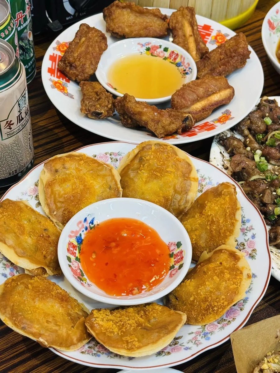 TrevorHans2zxd's tweet photo. Late-night cravings hit—steaming pork bone soup simmered for 3 hours, plus a crispy fried bun, only 12 bucks. Perfect comfort for this rainy night. https://t.co/5bQViyLmj7