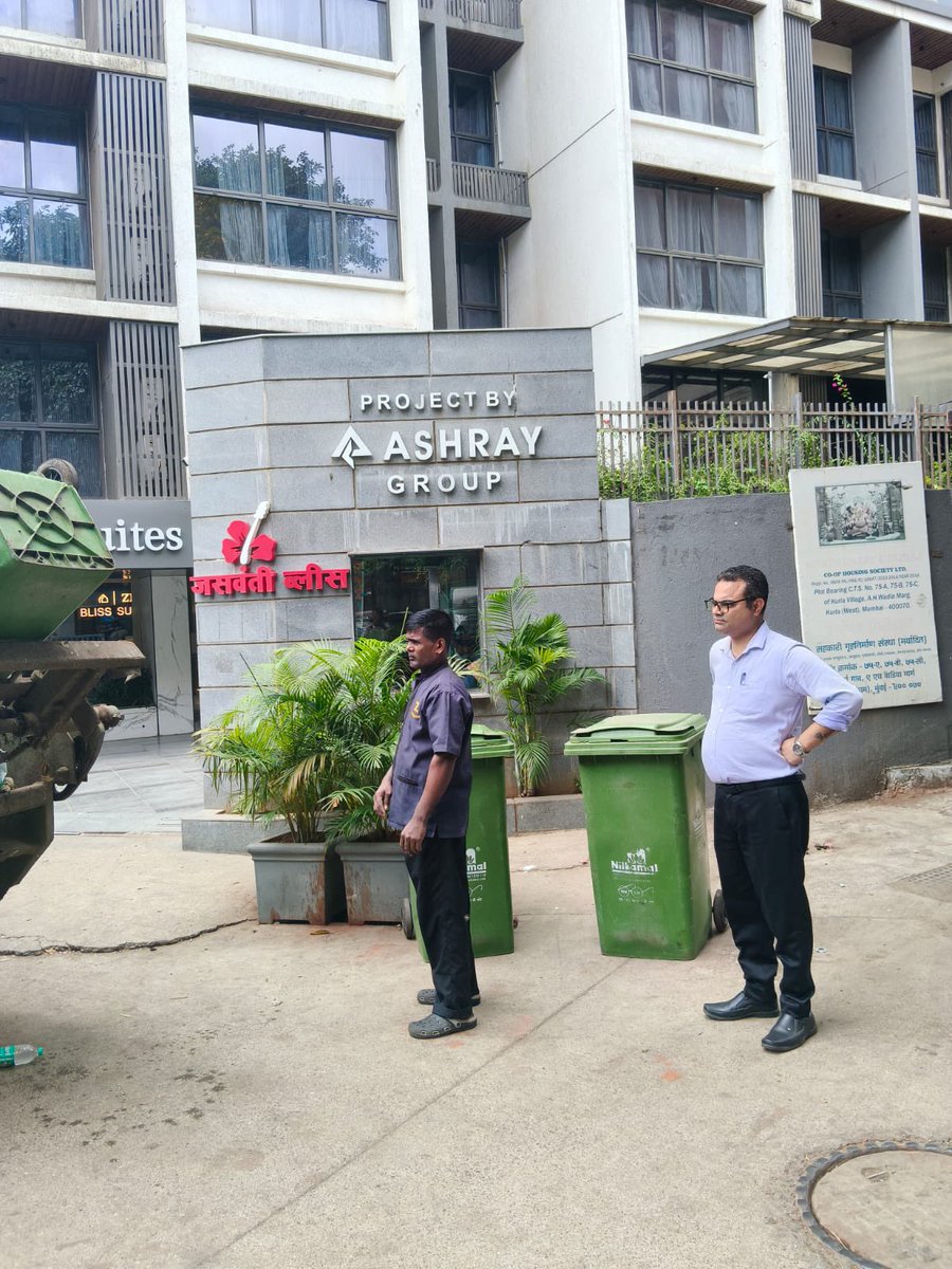 RohitSawan0610's tweet photo. @TawdeRitu प्रति @mybmc , सन्माननीय @mayor_mumbai महोदया, ४ दिवसांपासून कचरा उचलला गेलेला नाही, गाडी येऊन बाजूच्या जसवंती ब्लिस हॉटेलचा कचरा उचलला आणि रहिवाशी वस्तीतील कचरा तसाच ठेवला.  @mybmcwardl GO किशोर चव्हाण यांचे वॉर्डांत हेच कारनामे. 
स्थळ: आनंद सोसायटी समोर, ईगलवाडी, कुर्ला प https://t.co/8ckKYv8QY3