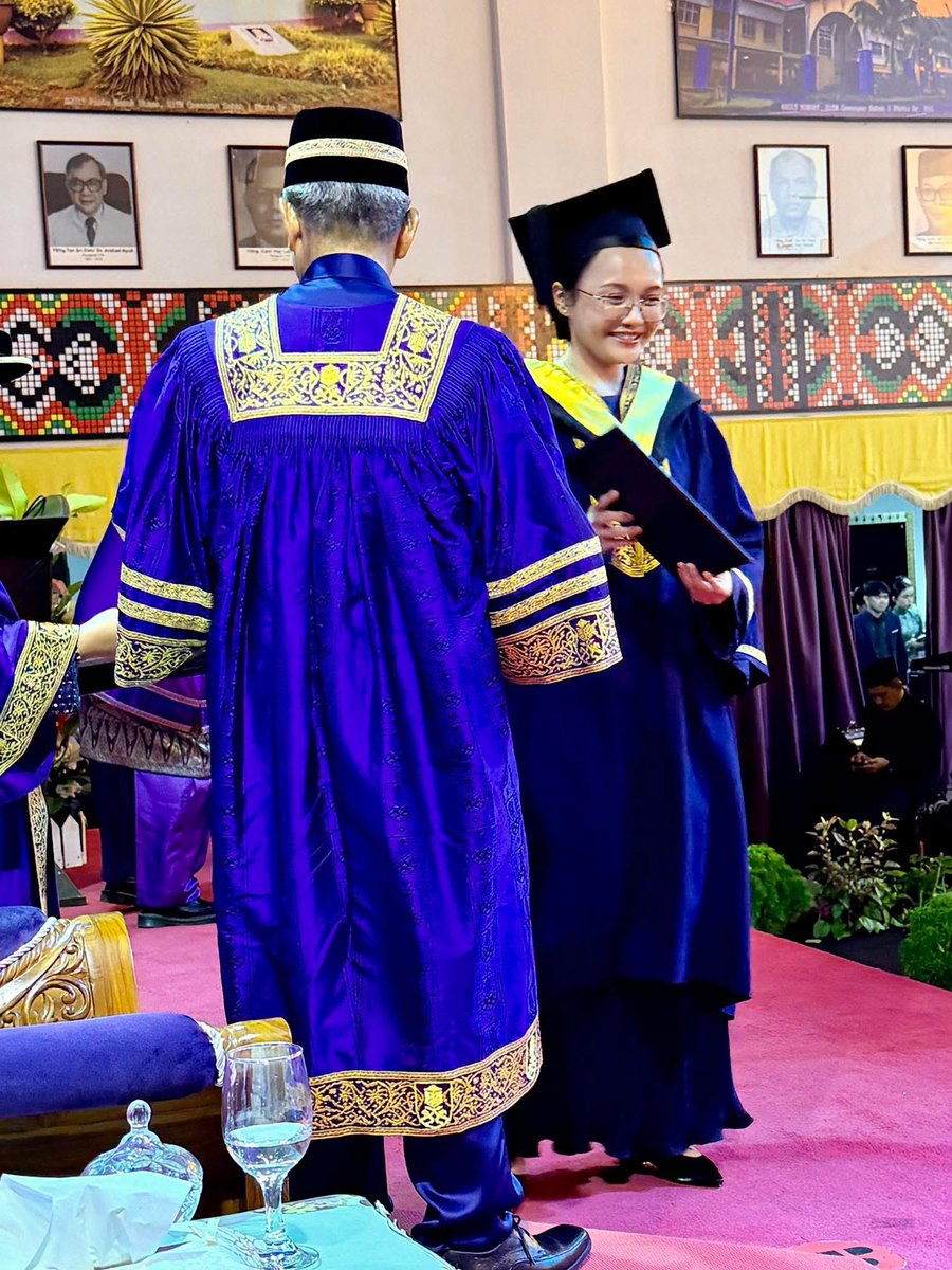 VCUiTM's tweet photo. Alhamdulillah pagi ini menghadiri Istiadat Konvokesyen ke 104 di UiTM Cawangan Sabah dipengerusikan oleh Pro-Canselor YBhg. Datuk Kee Mustafa.

Seramai 612 orang graduan menerima Ijazah dan Diploma pada Konvokesyen kali ini dengan seramai  208 orang Graduan pada Sidang 1 pagi ini https://t.co/wLWEiBSt77