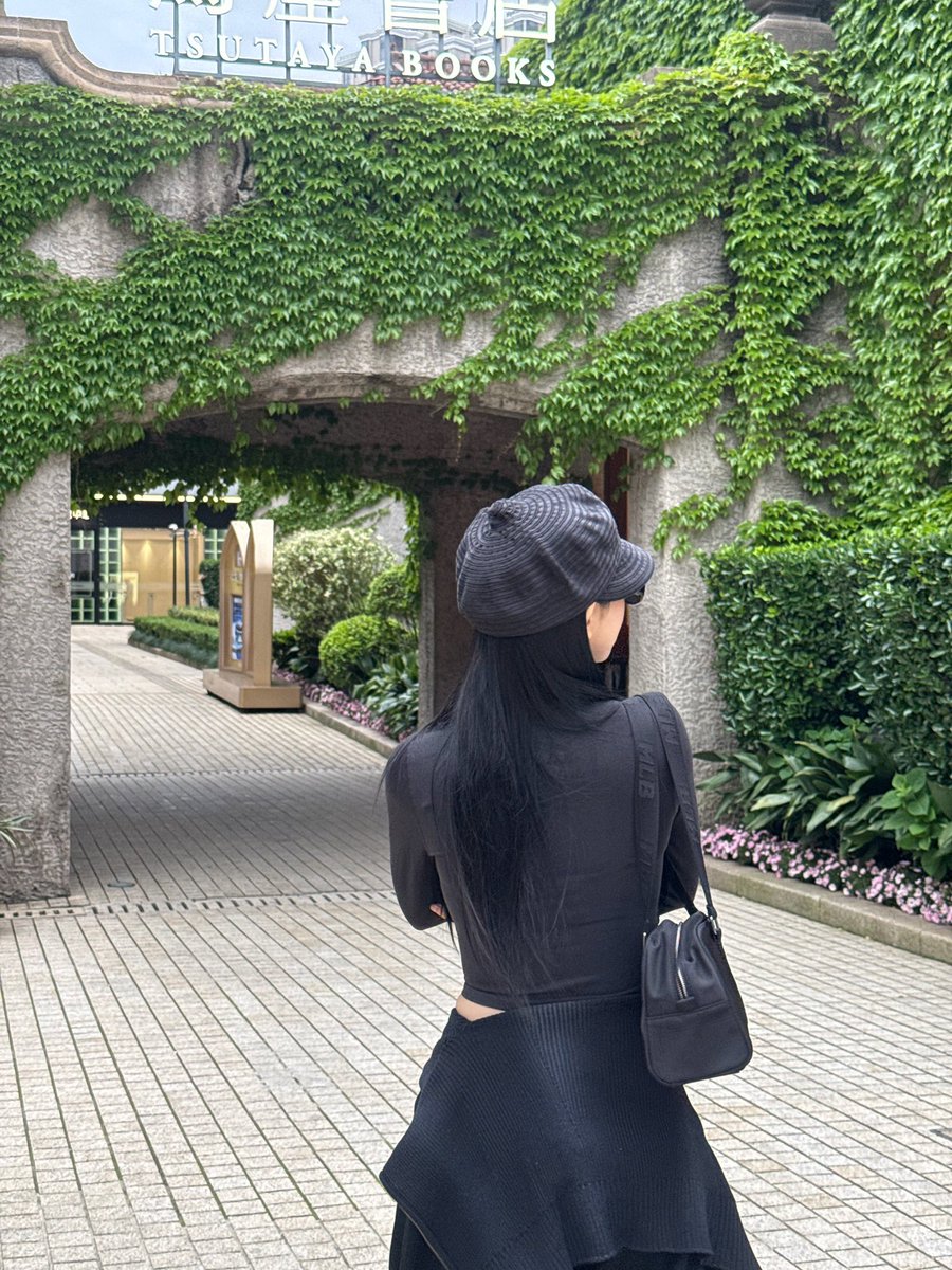 yakgwas's tweet photo. Mommy Ratu  : "Kebetulan lagi liburan bareng FRIENDS. Sejenak... meninggalkan... istri dan anak-anakku tersayang 👩‍❤️‍👩👶👧❤️🥀 Cuacanya bagus sekali, mams n' bunda-bundaku buat jalan-jalan sore 🤭🚶‍♀️🙏" https://t.co/bJizAfYgqy