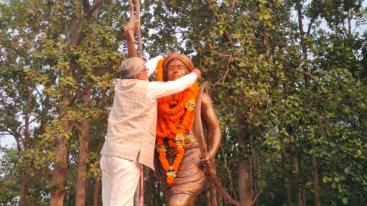 BinodVisJMM's tweet photo. धरती आबा भगवान बिरसा मुंडा के शहादत दिवस पर शत-शत नमन।
धरती आबा ने जल, जंगल, जमीन, स्वाभिमान और आदिवासी-मूलवासी अस्मिता की रक्षा के लिए अपने जीवन का सर्वोच्च बलिदान दिया।

झारखंड के वीर शहीद अमर रहें!
धरती आबा अमर रहें!
जय बिरसा!
@HemantSorenJMM 
@JmmJharkhand https://t.co/YQ8kR0G0gy