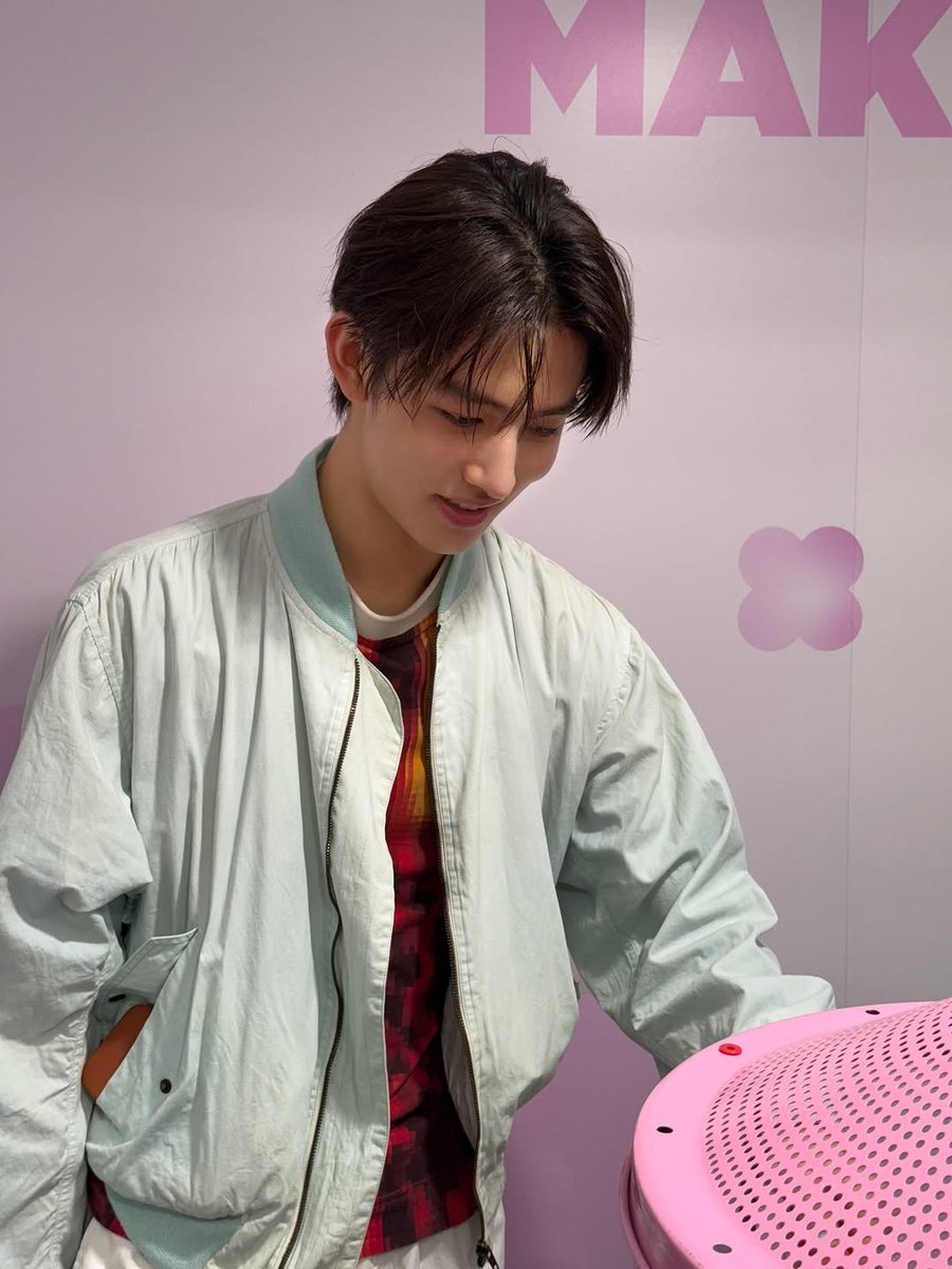 seonghyocn's tweet photo. the cotton candy was good https://t.co/acec4ImKsx