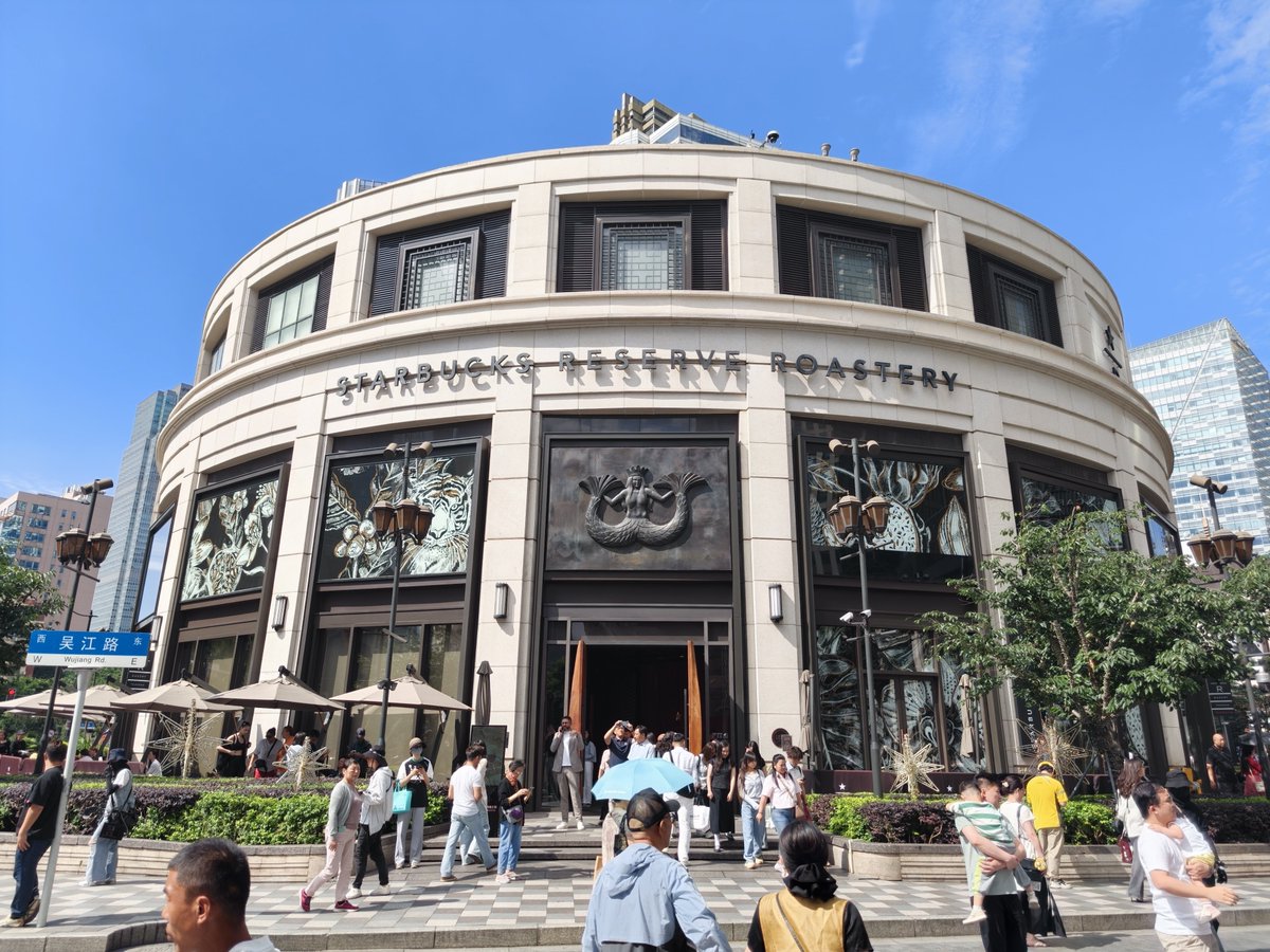 escape188's tweet photo. 星巴克RESERVE ROASTERY🇨🇳多分10年ぶりに入ってみた。席いっぱいだし出て来るの遅いし値段も高いので写真だけ撮って即退却　#上海 https://t.co/MiibudSc5R