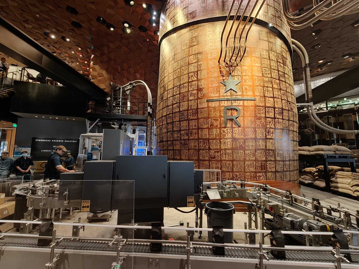 escape188's tweet photo. 星巴克RESERVE ROASTERY🇨🇳多分10年ぶりに入ってみた。席いっぱいだし出て来るの遅いし値段も高いので写真だけ撮って即退却　#上海 https://t.co/MiibudSc5R