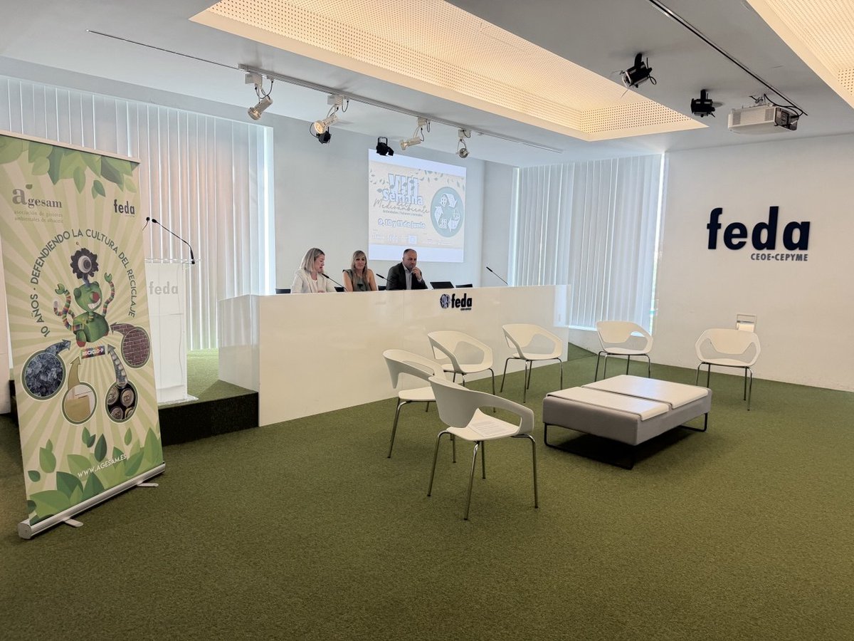 EmpresariosFEDA's tweet photo. La sede de #FEDA acoge la apertura institucional de la VIII Semana del Medio Ambiente, organizada por la Asociación de Gestores Ambientales de Albacete #AGESAM, integrada en #FEDA. En la mesa de apertura participan Mercedes Cuesta Romero, presidenta de #AGESAM, José Antonio Gómez Moreno, diputado de Medio Ambiente de la @dipualba, y Llanos Valero Hernández, delegada provincial de @DSostenibleCLM en Albacete.
Durante esta edición, que se llevará a cabo los días 9, 10 y 11 de junio, hemos preparado un variado programa de actividades, entre ellas una Jornada Técnica 'RCD, hacia una construcción circular: obligaciones del productor de residuos' y una campaña divulgativa dirigida a los productores de residuos, gracias a la colaboración de la @dipualba y su Consorcio Provincial de Medio Ambiente. Además de talleres infantiles de concienciación, en horario de tarde, donde los pequeños aprenderán el poder de las 3R y crearán arte con materiales reciclados.
#FEDAAsociaciones #SemanaMedioAmbienteAGESAM
