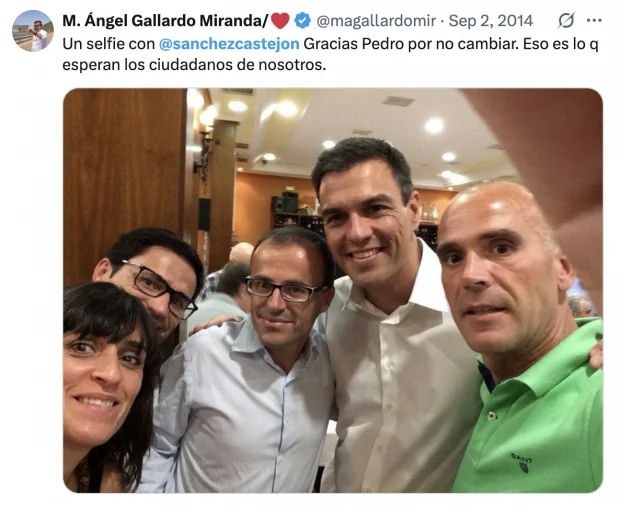 JulianMaciasT's tweet photo. Macho Abad ha puesto una foto de 2014 de Pedro Sánchez con Gallardo asegurando que fue en mayo de 2017 para que coincida con el relato de The objetive que asegura que se reunieron 4 días antes de sacar la plaza para el hermano.
https://t.co/srJFZL54OF https://t.co/YJTn4AmTIi
