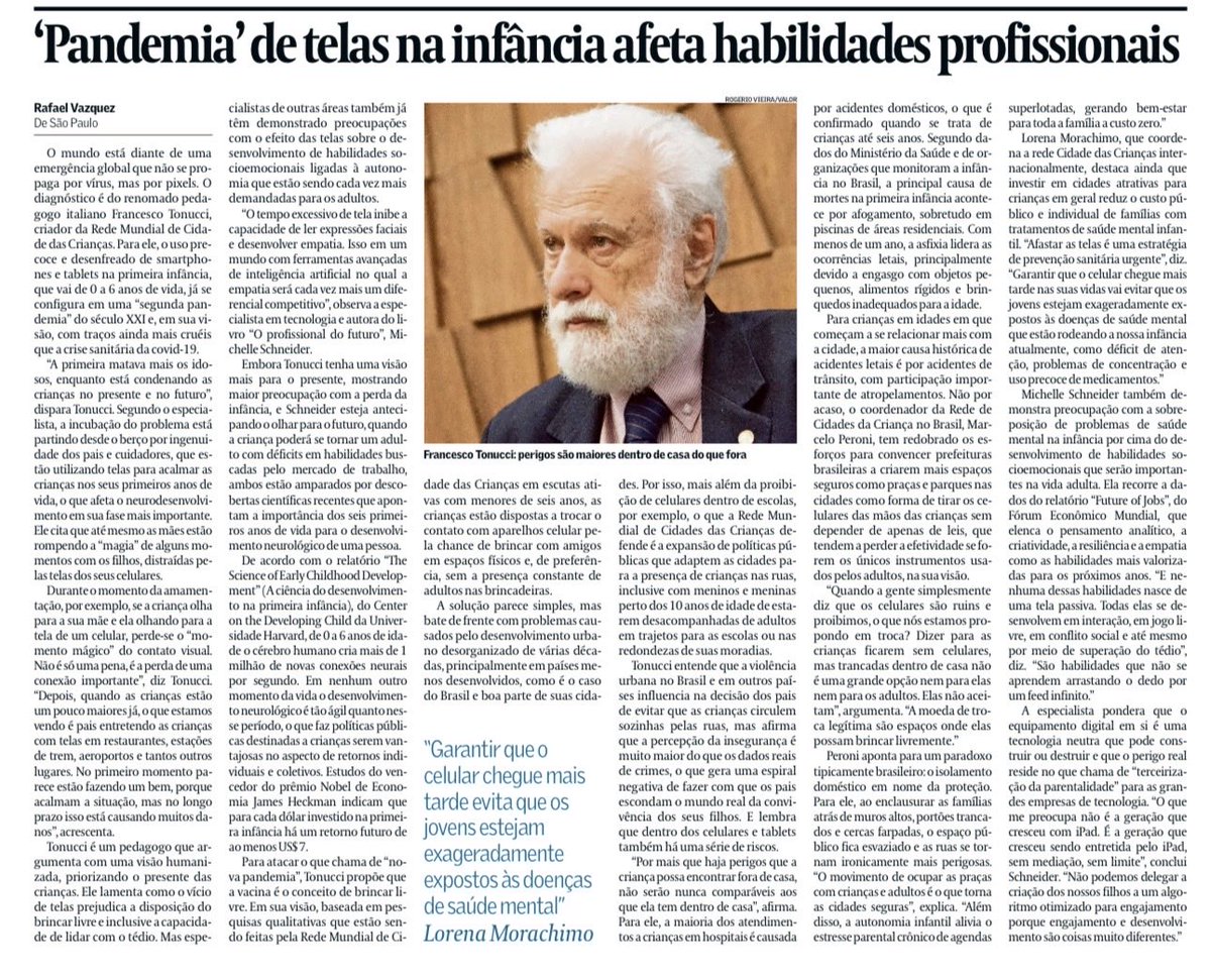 Josie_Melo's tweet photo. O mundo está diante de uma
emergência global que não se propaga por vírus, mas por pixels. O
diagnóstico é do renomado pedagogo italiano Francesco Tonucci, criador da Rede Mundial de Cidade das Crianças. Para ele, o uso precoce e desenfreado de smartphones e tablets na primeira infância, que vai de 0 a 6 anos de vida, já se configura em uma “segunda pandemia” do século XXI e, em sua visão, com traços ainda mais cruéis que a crise sanitária da covid-19.
“A primeira matava mais os idosos, enquanto está condenando as
crianças no presente e no futuro”,
dispara Tonucci. Segundo o especialista, a incubação do problema está partindo desde o berço por ingenuidade dos pais e cuidadores, que estão utilizando telas para acalmar as crianças nos seus primeiros anos de vida, o que afeta o neurodesenvolvimento em sua fase mais importante.
👉Ele cita que até mesmo as mães estão rompendo a “magia” de alguns momentos com os filhos, distraídas pelas telas dos seus celulares. De acordo com o relatório “The
Science of Early Childhood Development” (A ciência do desenvolvimento na primeira infância), do Center on the Developing Child da Universidade Harvard, de 0 a 6 anos de idade o cérebro humano cria mais de 1 milhão de novas conexões neurais
por segundo. Em nenhum outro
momento da vida o desenvolvimento neurológico é tão ágil quanto nesse período, o que faz políticas públicas destinadas a crianças serem vantajosas no aspecto de retornos individuais e coletivos. Estudos do vencedor do prêmio Nobel de Economia James Heckman indicam que para cada dólar investido na primeira infância há um retorno futuro de ao menos US$ 7.
A especialista Michelle Schneider,
pondera que o equipamento digital em si é uma tecnologia neutra que pode construir ou destruir e que o perigo real reside no que chama de “terceirização da parentalidade” para as grandes empresas de tecnologia. 👉”O que me preocupa não é a geração que cresceu com iPad. É a geração que cresceu sendo entretida pelo iPad, sem mediação, sem limite”, conclui Schneider. “Não podemos delegar a criação dos nossos filhos a um algoritmo otimizado para engajamento porque engajamento e desenvolvimento são coisas muito diferentes.” Por Rafael Vázquez leitura hoje @reztirps @mzoeramos @ClaudiaCostin @RaquelATeixeira @nathalie_beghin @virginiaduailib @naerciomenezes @CDPP_SP