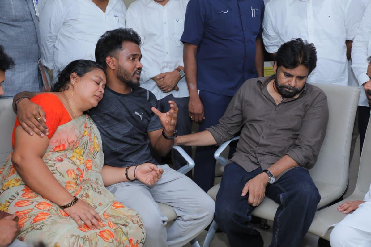 APDeputyCMO's tweet photo. విశాఖపట్నం 7 హిల్స్ ఆసుపత్రిలో స్టీల్ ప్లాంట్ ప్రమాద ఘటనలో తీవ్రంగా గాయపడిన క్షతగాత్రులు, వారి కుటుంబ సభ్యులను పరామర్శించిన రాష్ట్ర ఉపముఖ్యమంత్రివర్యులు శ్రీ @PawanKalyan గారు. ప్రమాదం జరిగిన తీరుని క్షతగాత్రులను అడిగి తెలుసుకున్నారు. గాయపడిన వారి ఆరోగ్య పరిస్థితిపై వైద్యులను ఆరా తీశారు. ఆసుపత్రిలో అందుతున్న చికిత్సకి సంబంధించిన వివరాలను వైద్యులను అడిగి తెలుసుకున్నారు. వైద్యానికి అయ్యే ఖర్చులు మొత్తం ప్రభుత్వమే భరిస్తుందని, అన్ని విధాలా అండగా ఉంటామని భరోసా ఇచ్చారు.
