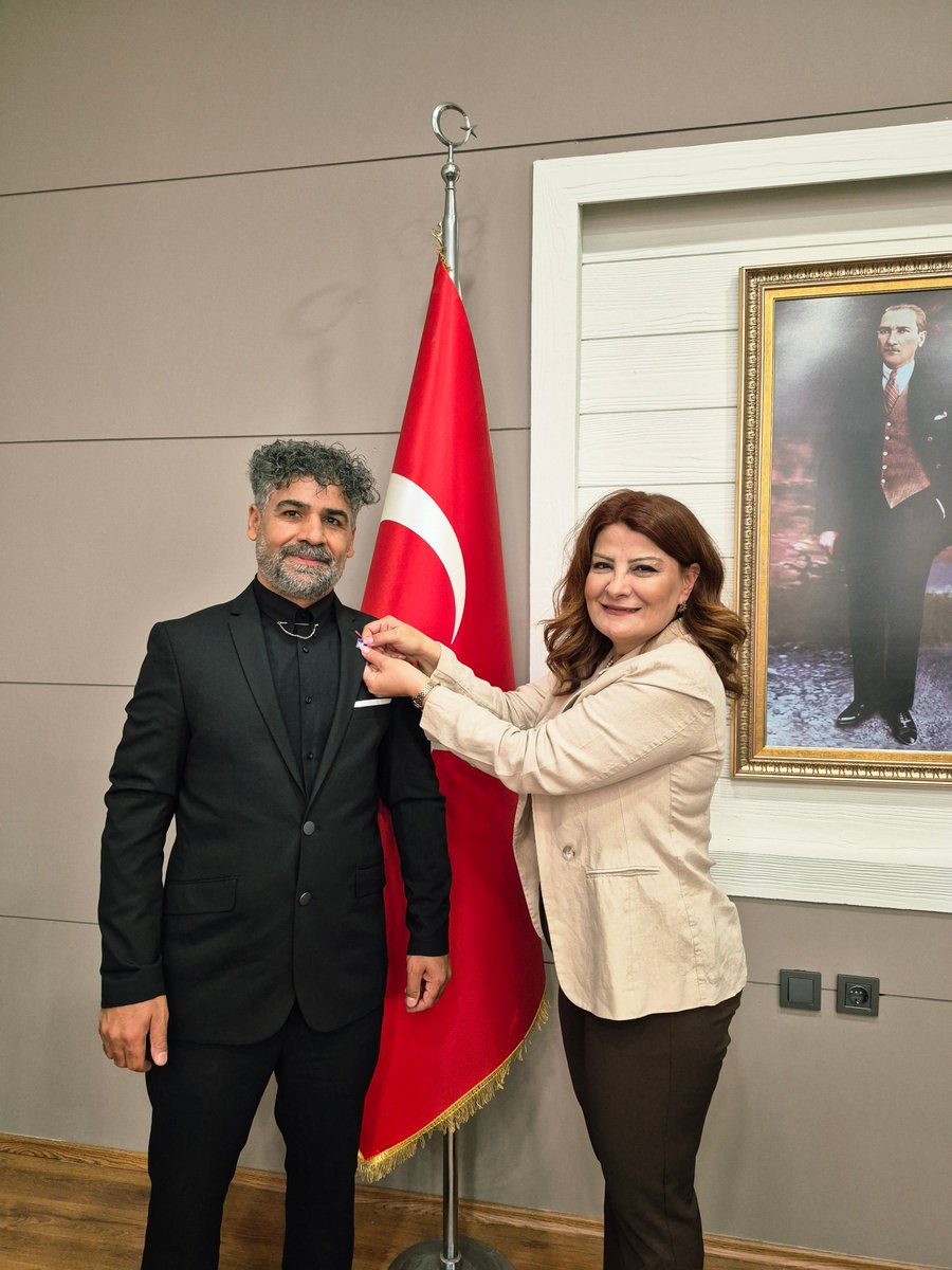 aydinsmmmo's tweet photo. SMMM Erdoğan EFE ruhsatını Oda Başkanımız Jülide VARDAR BEKEM’in elinden aldı.
Bu anlamlı anında yanında staj yaptığı SMMM İsmail DÖNMEZ  ailesi ve çalışma arkadaşlarının kendisini yalnız bırakmaması, törene ayrı bir değer kattı.
Kendisine mesleki yaşamında başarılar diliyoruz. https://t.co/mkwPQBGIcI