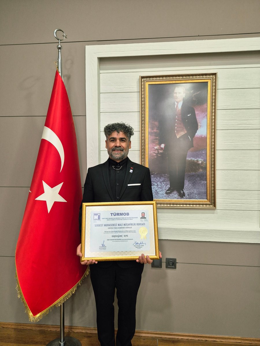 aydinsmmmo's tweet photo. SMMM Erdoğan EFE ruhsatını Oda Başkanımız Jülide VARDAR BEKEM’in elinden aldı.
Bu anlamlı anında yanında staj yaptığı SMMM İsmail DÖNMEZ  ailesi ve çalışma arkadaşlarının kendisini yalnız bırakmaması, törene ayrı bir değer kattı.
Kendisine mesleki yaşamında başarılar diliyoruz. https://t.co/mkwPQBGIcI
