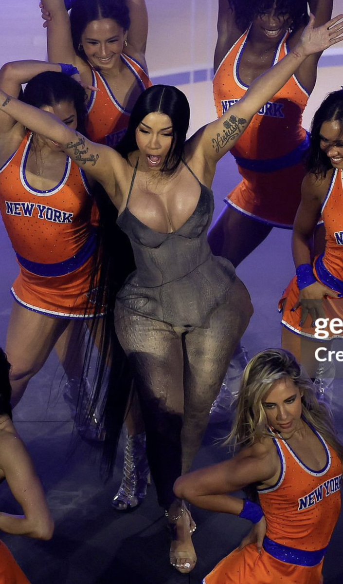 BurgundyBarbie's tweet photo. Kim outbodying cardi https://t.co/0PhTkWb2Pw
