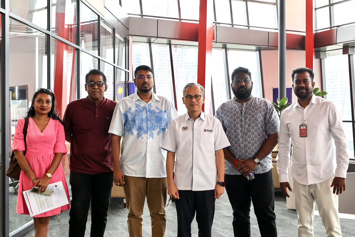 fahmi_fadzil's tweet photo. Bertemu wakil Malaysian Indian Recording Artist Association (MINDRAA) di Angkasapuri bagi membincangkan soal pemerkasaan muzik tempatan, khususnya ruang dan sokongan yang perlu terus diperkukuh di stesen-stesen radio.

Kita perlu melihat dengan lebih serius kaedah untuk bantu lagu tempatan diberikan ruang yang lebih meluas berbanding lagu luar negara, termasuk di stesen-stesen yang memainkan lagu Tamil, Cina dan Inggeris.

Ramai artis tempatan yang berbakat, hasil karya yang berkualiti, dan pelbagai bentuk sokongan yang telah disalurkan, termasuk geran kepada penggiat seni serta pentas seperti acara R!UH yang banyak menampilkan bakat Malaysia.

Industri muzik tempatan hanya akan terus berkembang jika ekosistemnya bergerak seiring bersama penciptaan karya, siaran, promosi dan sokongan berterusan kepada artis tempatan.

#MalaysiaMADANI
#YakinMADANI